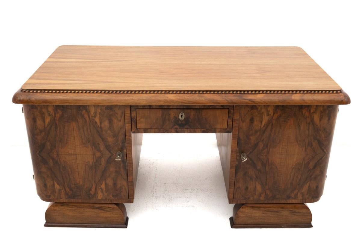 Impresionante escritorio Art Decó con silla, Polonia, ca. 1930.

Muy buen estado, tras una renovación profesional.

Madera: nogal

Dimensiones: altura 75 cm anchura 150 cm profundidad 80 cm