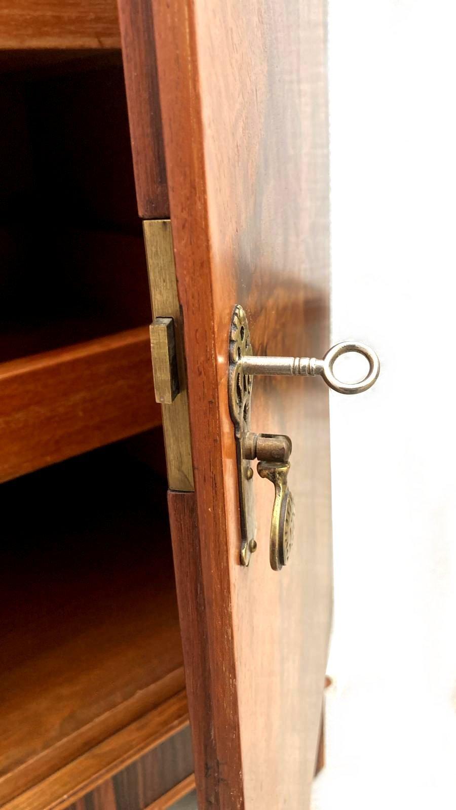 Impresionante armario lencero geométrico Art Déco de nogal, c1930 en venta 3