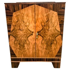 Impressionante armadio per biancheria in noce Art Déco geometrico, 1930 ca.