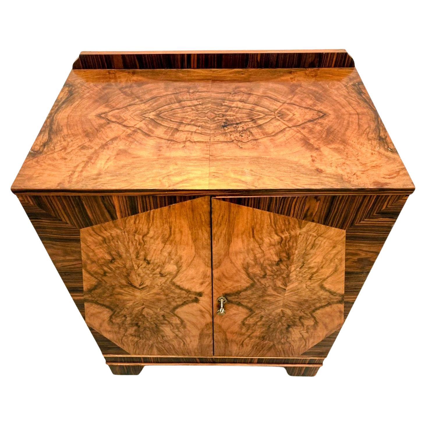 Impresionante armario lencero geométrico Art Déco de nogal, c1930 Art Decó en venta