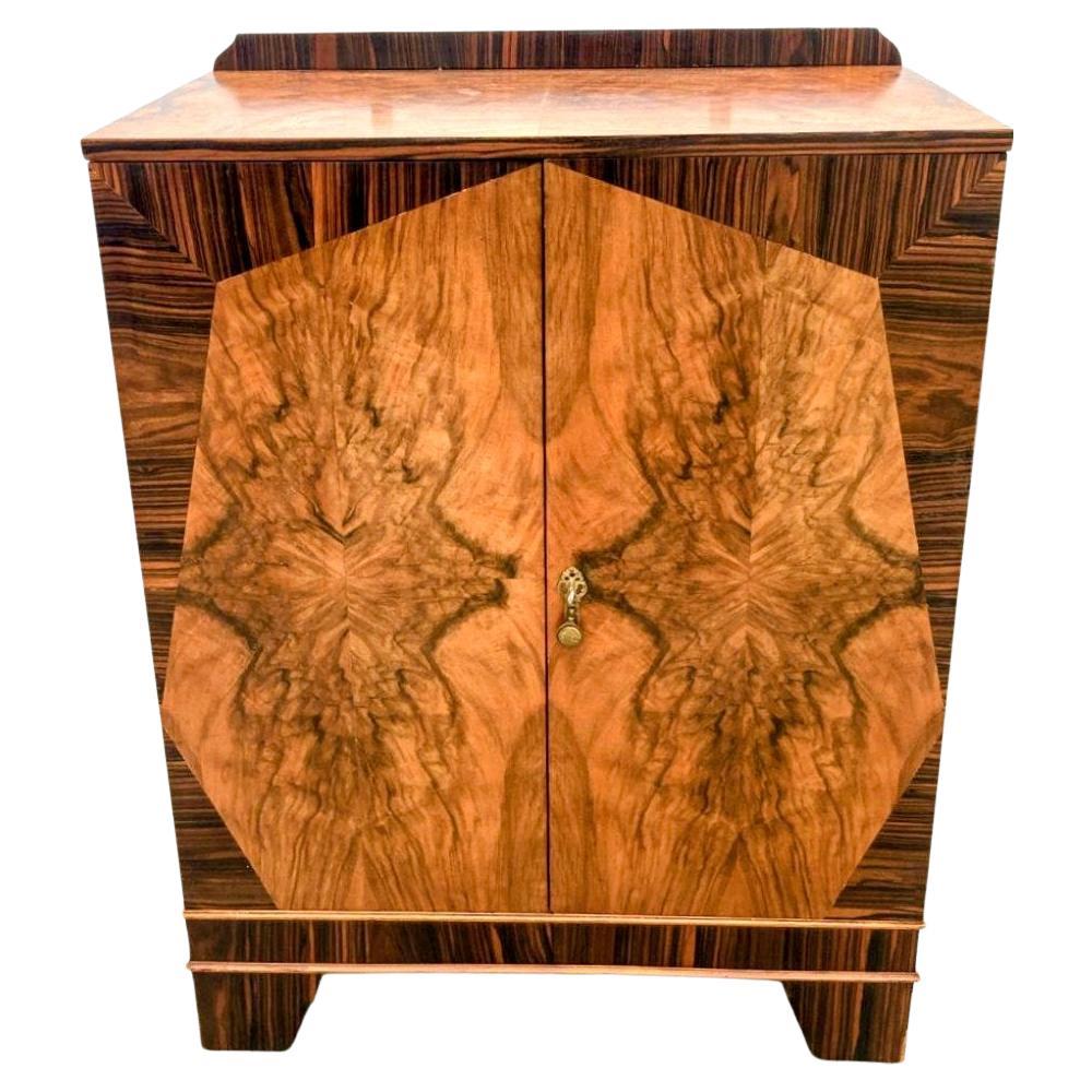 Impresionante armario lencero geométrico Art Déco de nogal, c1930 Inglés en venta