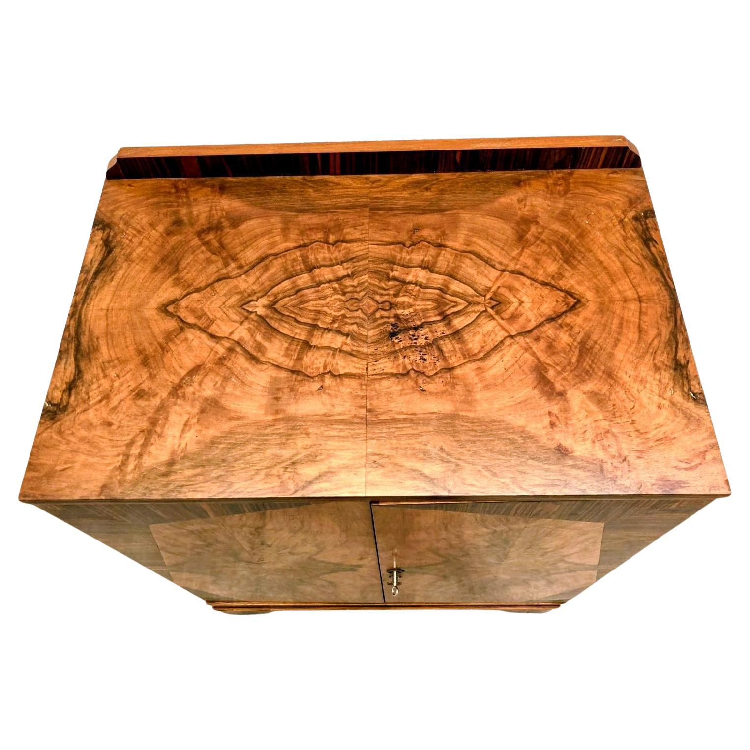 Impresionante armario lencero geométrico Art Déco de nogal, c1930 en Bueno estado para la venta en Devon, England