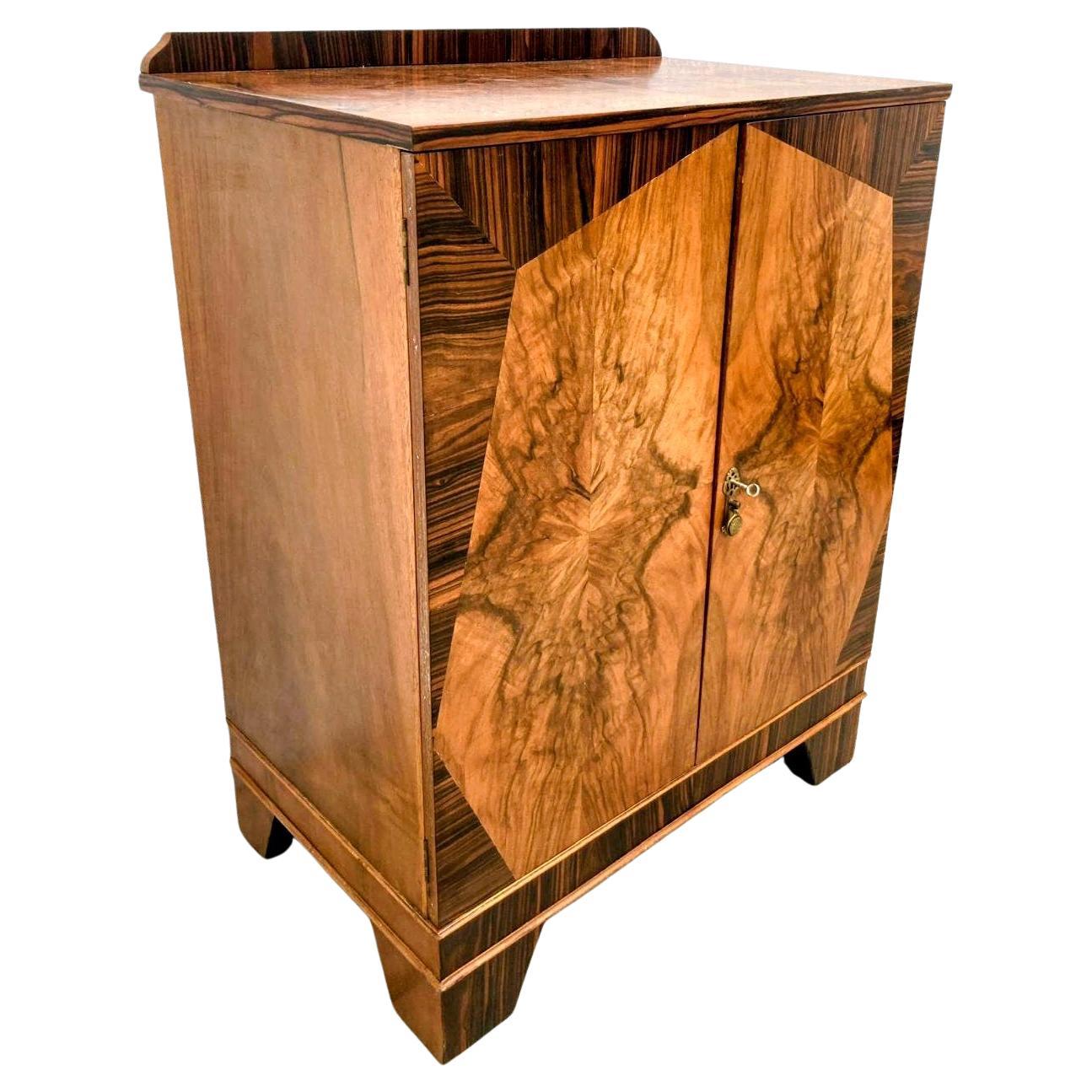 Impresionante armario lencero geométrico Art Déco de nogal, c1930 siglo XX en venta