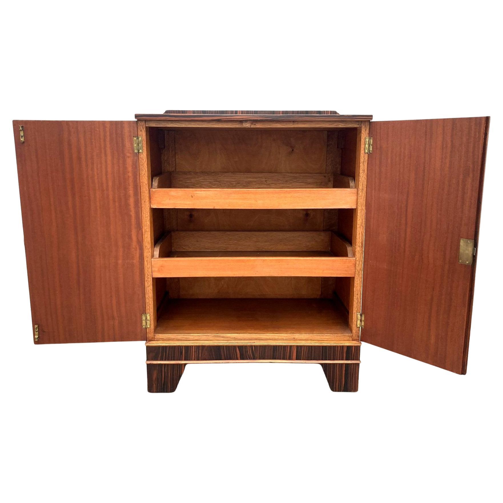 Impresionante armario lencero geométrico Art Déco de nogal, c1930 Latón en venta