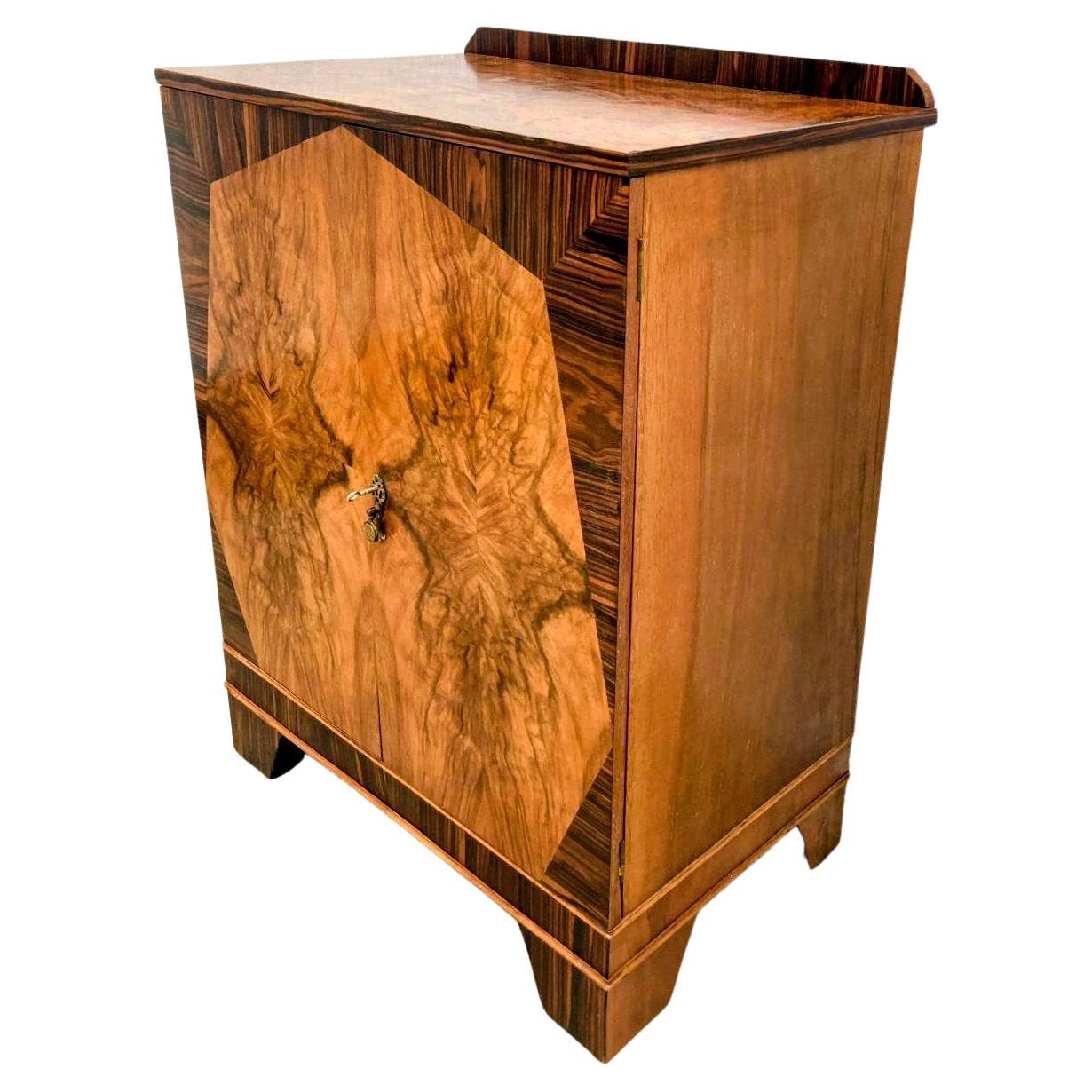 Impresionante armario lencero geométrico Art Déco de nogal, c1930 en venta 1