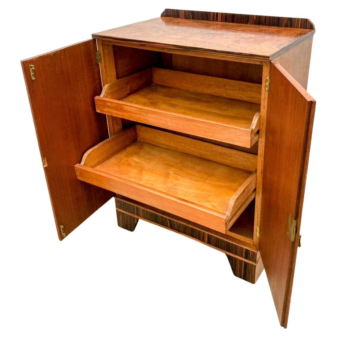 Impresionante armario lencero geométrico Art Déco de nogal, c1930 en venta 2