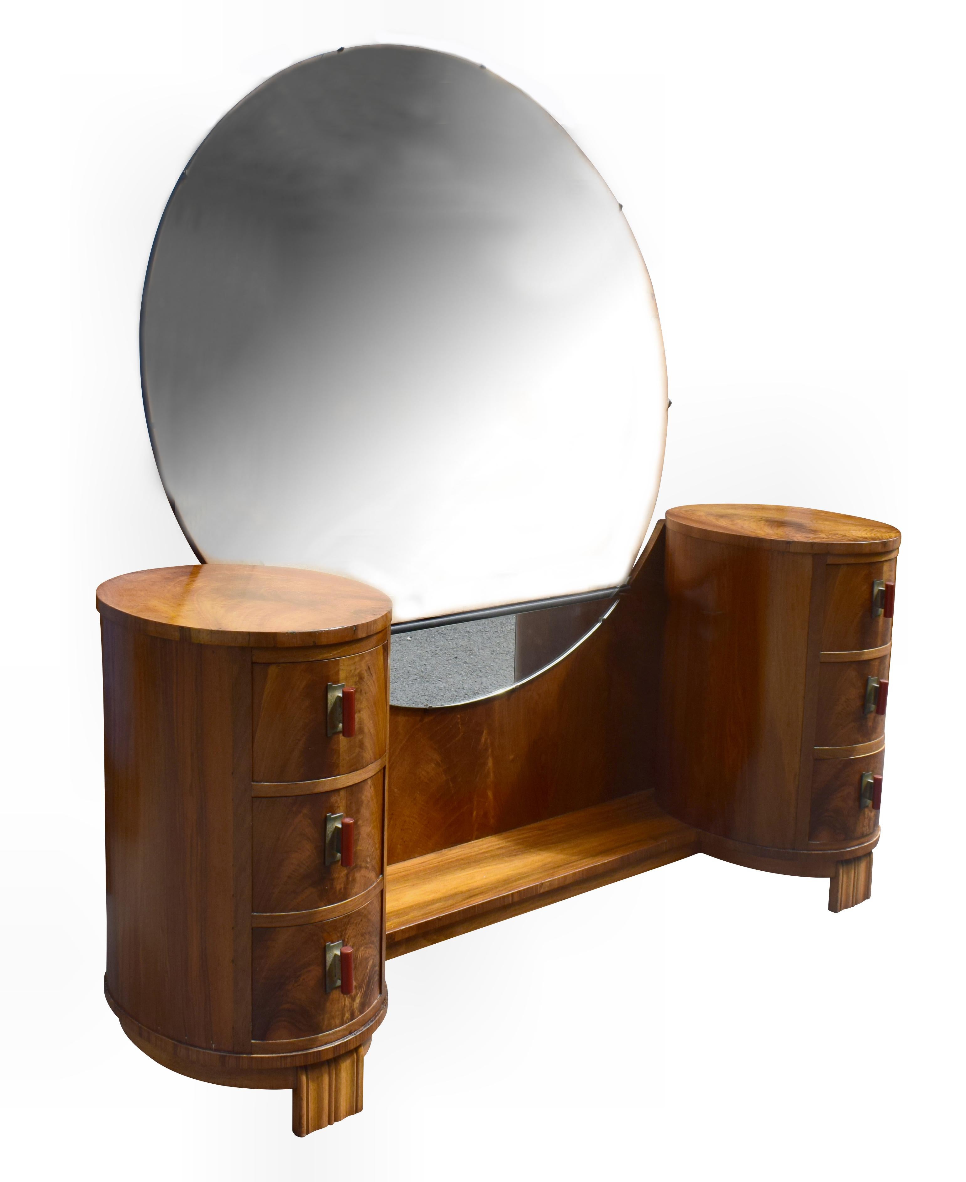 Superb and very high quality 1930s Art Deco dressing table originating from England. This very glamorous dressing table really is a superb piece of furniture in both it's styling and craftsmanship. Features a circular drum shape column either side