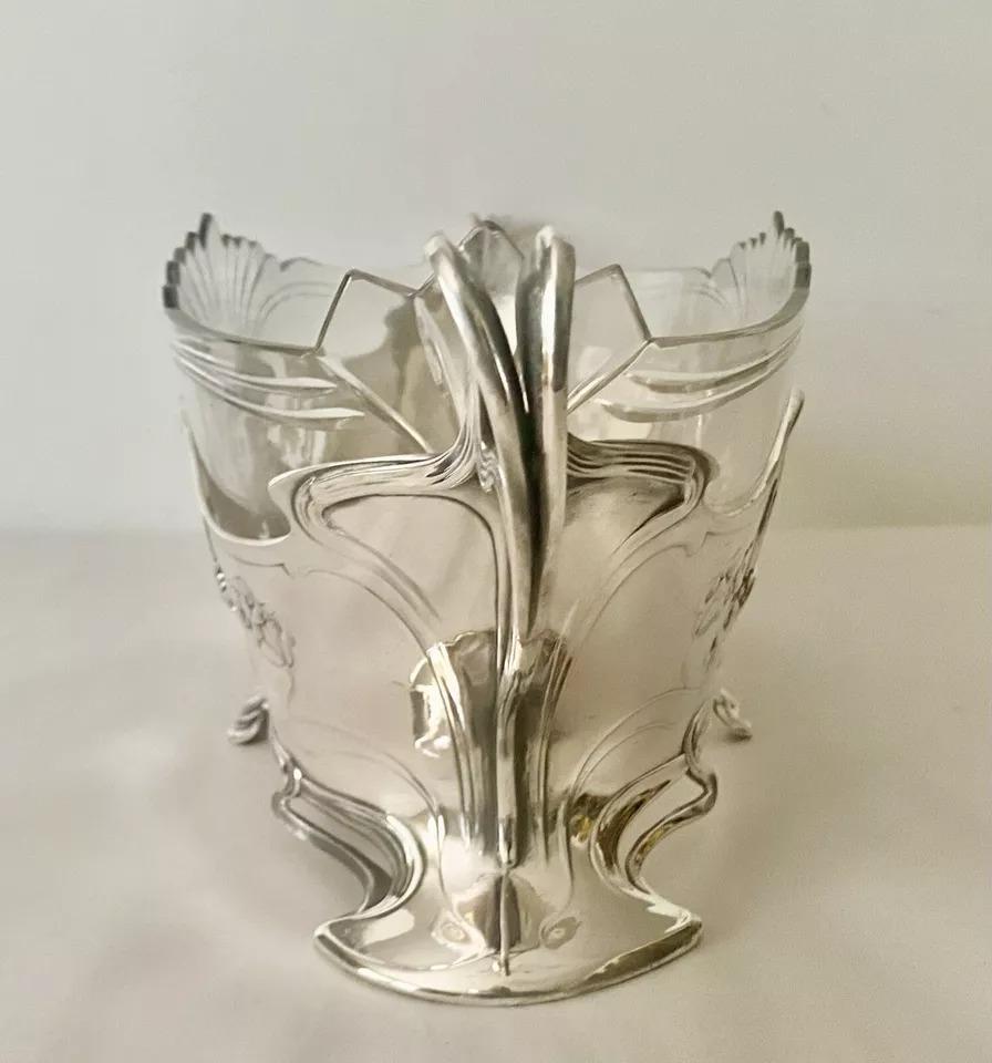 Beeindruckender Jugendstil Tafelaufsatz / Blumenschale mit originaler Glaseinlage von  WMF, Württembergische Metallwaren Fabrik. 

Gestempelte Marken: WMF-Marke und Nummerierung 331 auf dem Sockel. 

Originalu2028Jugendstil und aus der Zeit