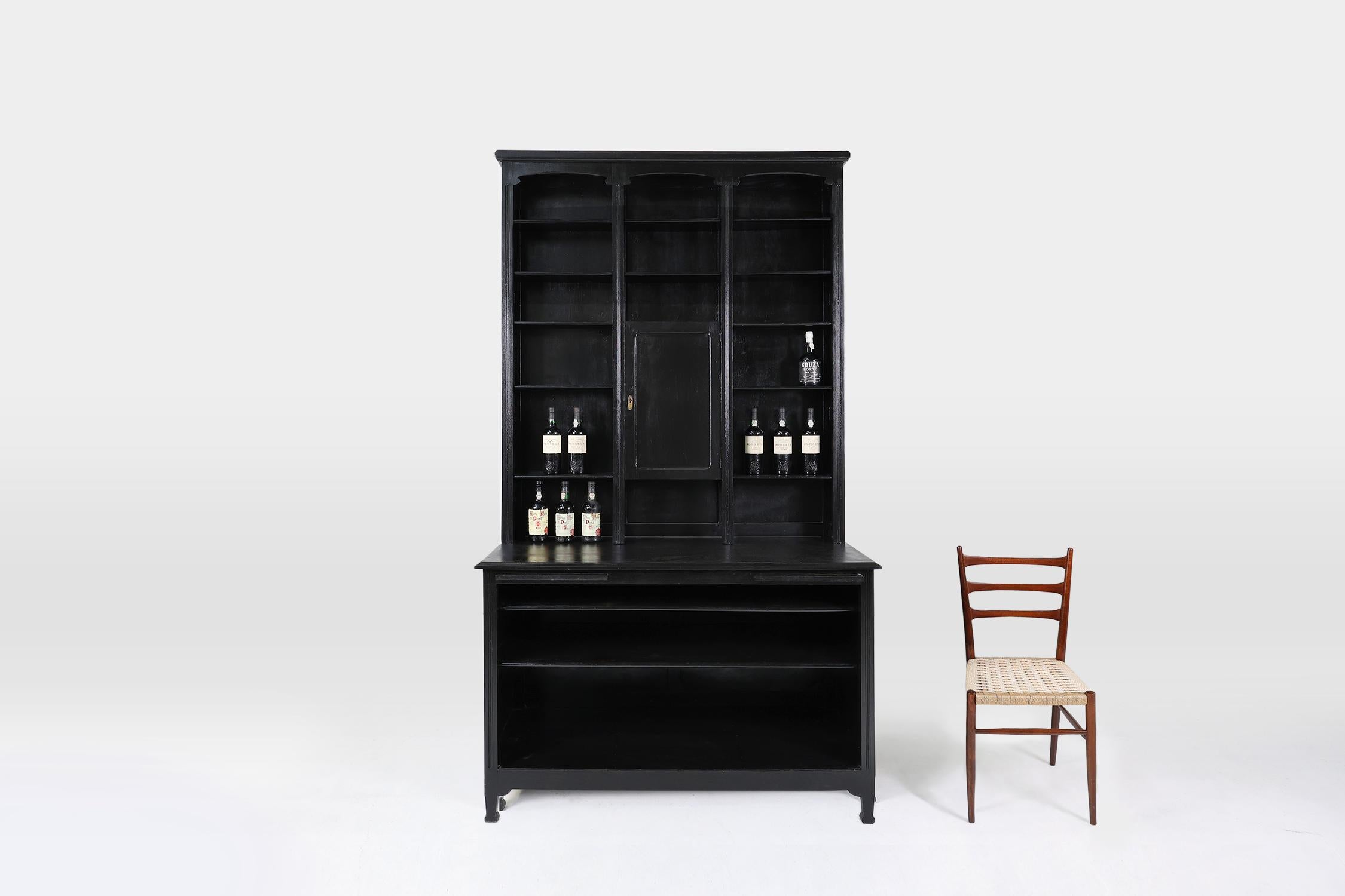 Frankreich / 1910 / Bauernschrank / Eiche / Jugendstil / Art Deco

Ein beeindruckend hoher französischer Apothekerschrank aus Eiche. Dieser Schrank wurde um 1910 in Frankreich hergestellt. Elegant nachgearbeitet mit schwarzem Glanzlack. 

Der untere