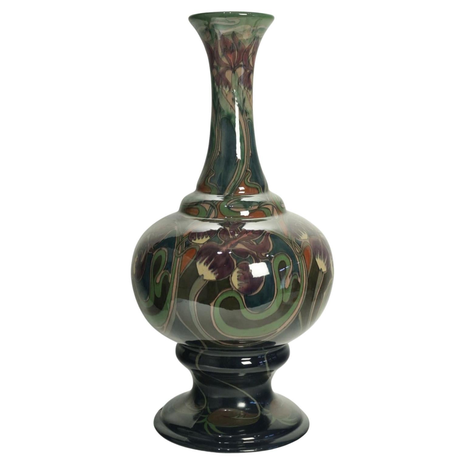 Impressionnant vase Art Nouveau, manufacture de Zuid-Holland, Gouda-Zuid, Pays-Bas vers 1900