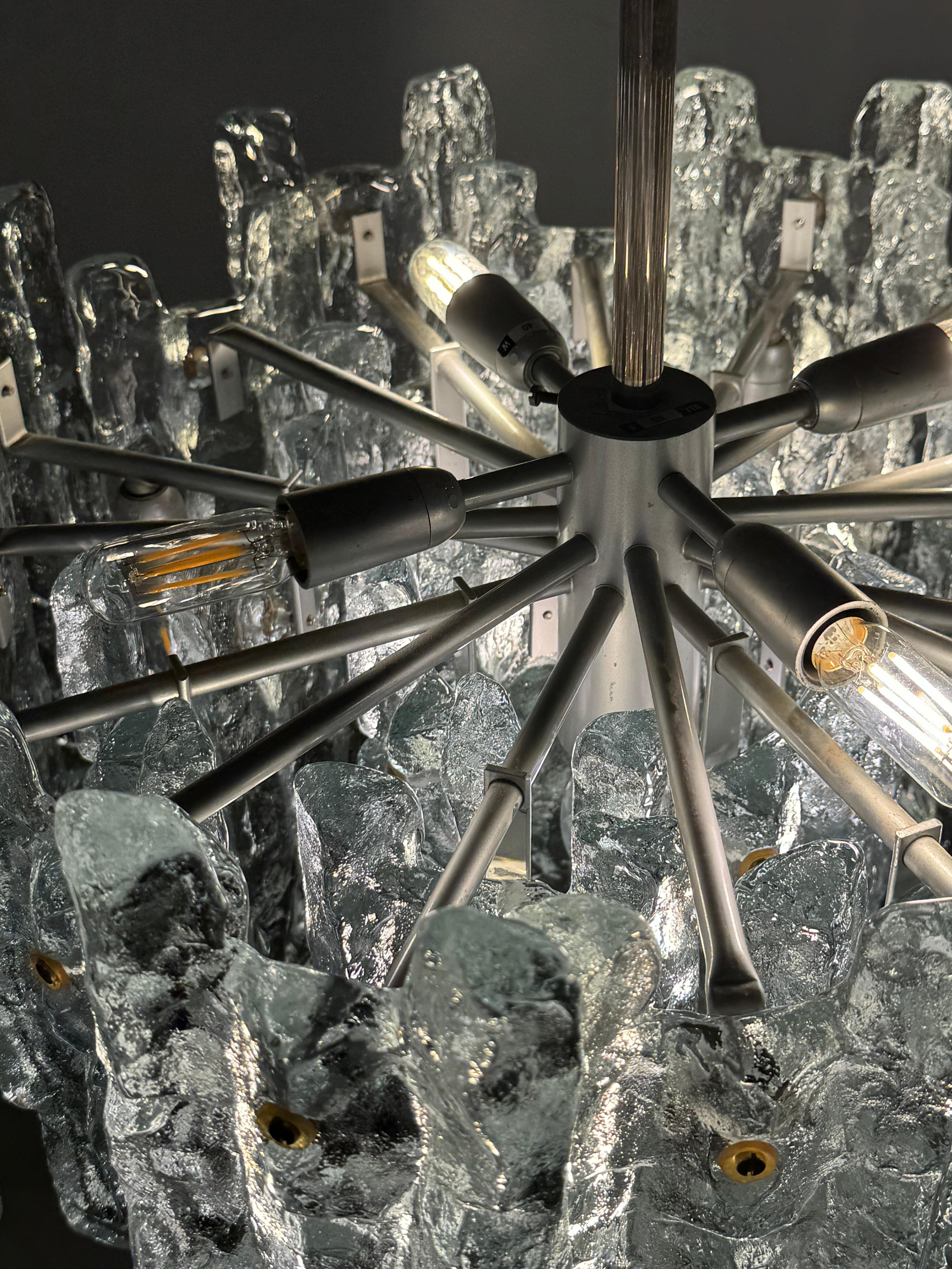 Beeindruckender österreichischer Kalmar-Kristall-Eisglas-Kronleuchter „Fuente“ aus Kalmar im Angebot 11