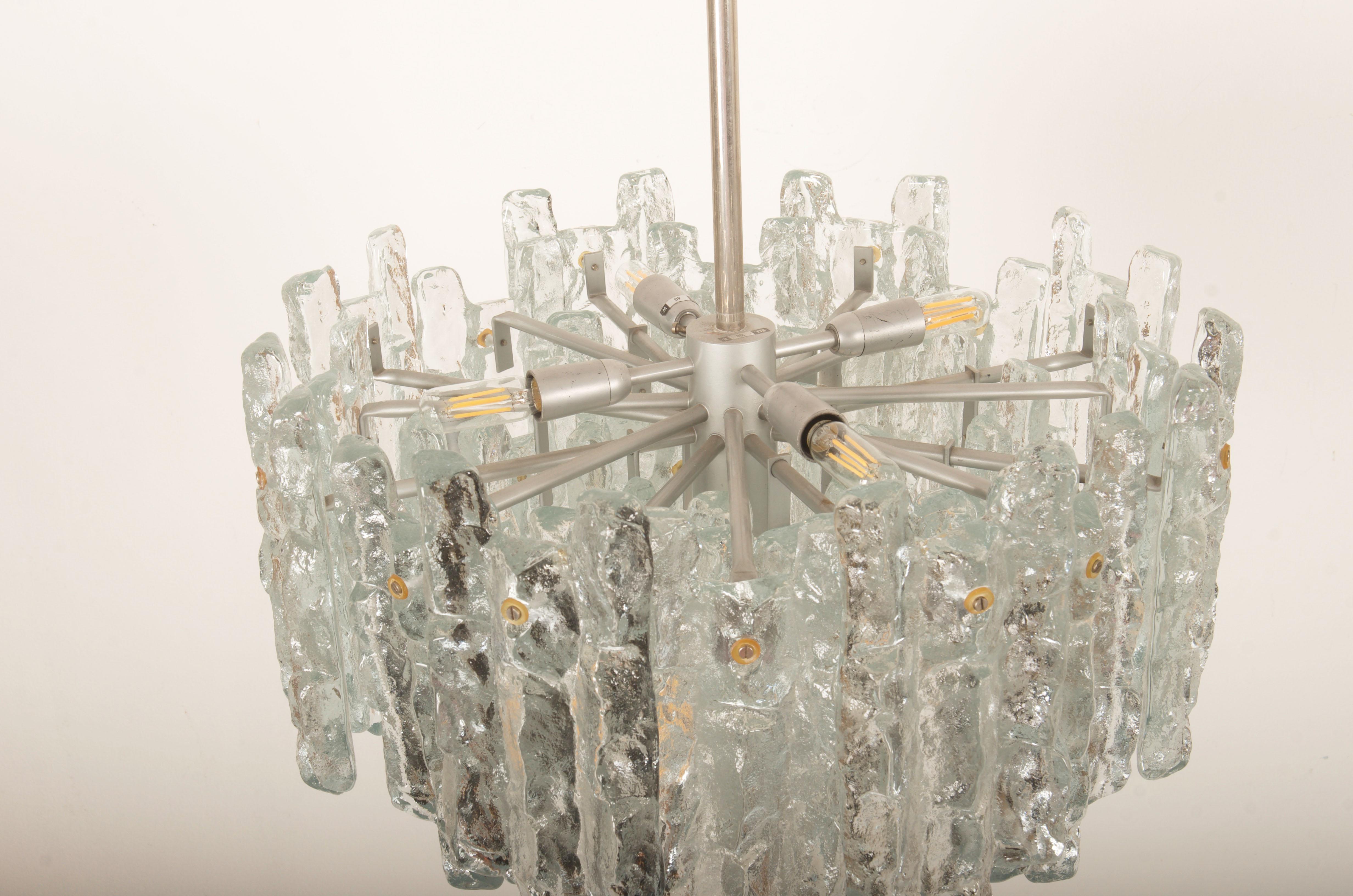 Beeindruckender österreichischer Kalmar-Kristall-Eisglas-Kronleuchter „Fuente“ aus Kalmar (Stahl) im Angebot