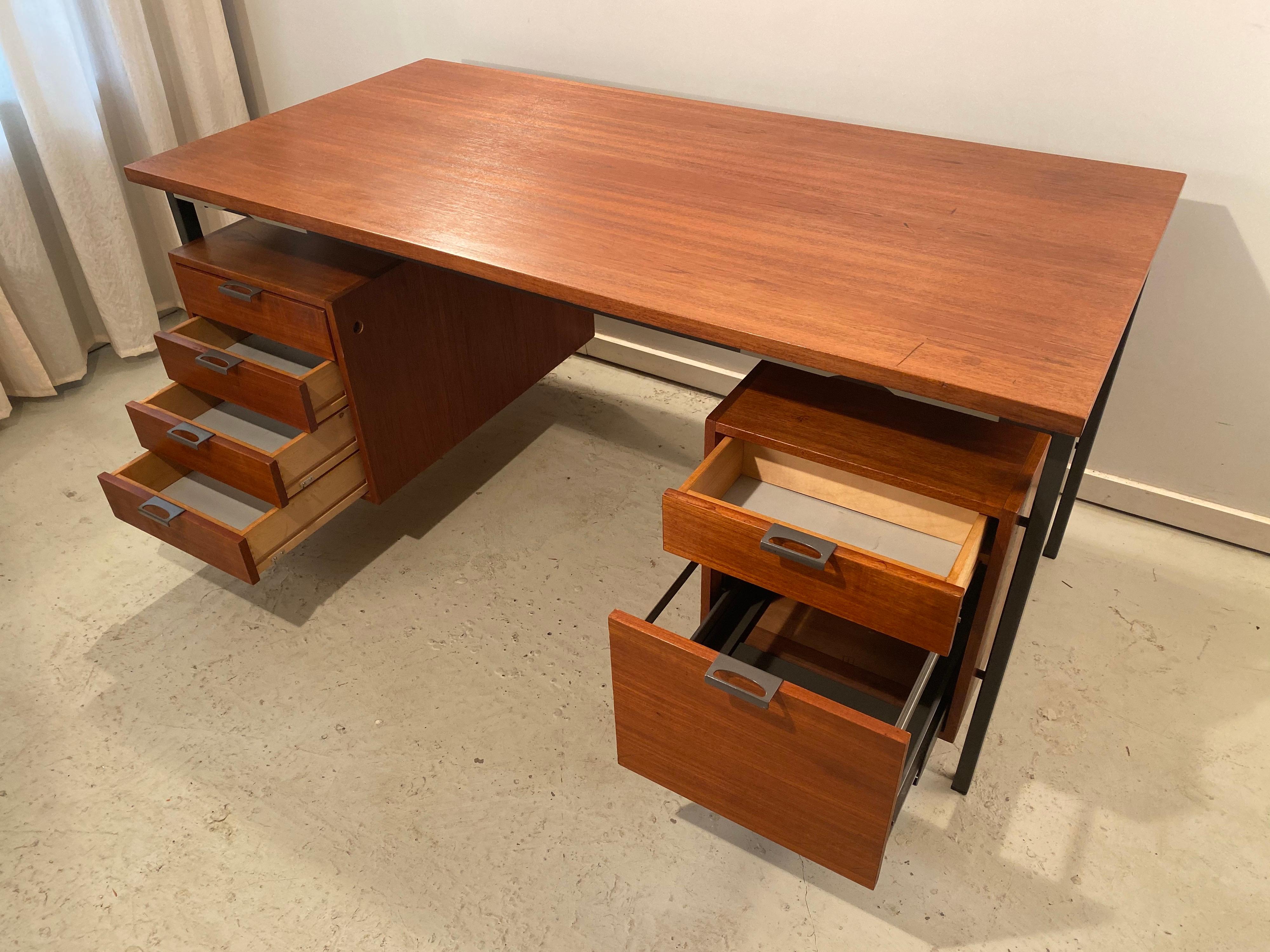 Beautiful double-drawer large writing desk by Herbert Hirche for Holzapfel. It has an archive drawer on the right hand side, and left and right 5 drawers with removable dividers, as well as 2 plastic extensions left and right on the front side and a