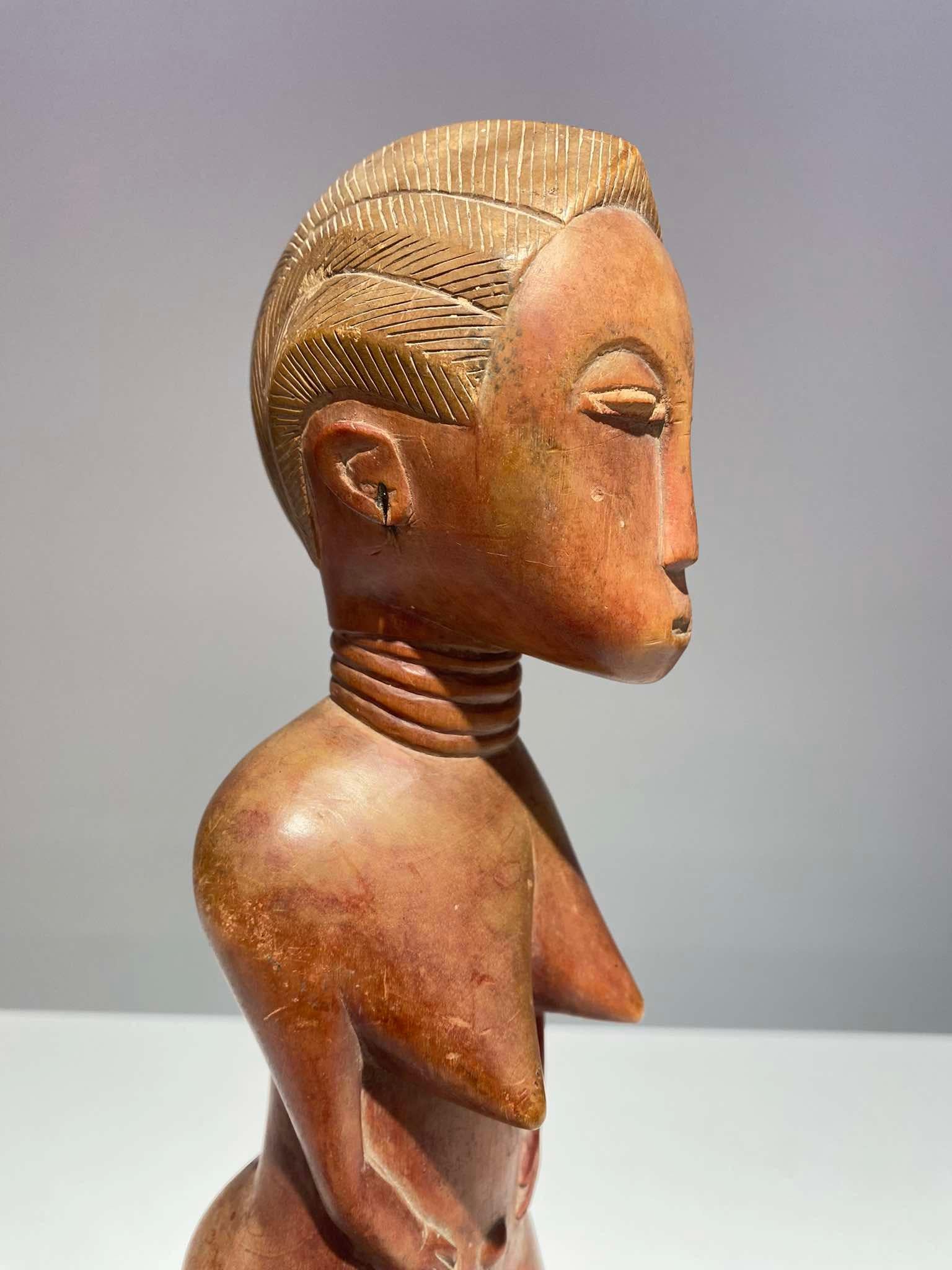 Beeindruckende Baule-Statue Elfenbeinküste Typ Blolo Bla - Burkina Faso
Stamm : Baule
Land : Elfenbeinküste
Länge: 33 cm
Anfang des 20. Jahrhunderts
Perfekter Zustand
Schöne Patina des Gebrauchs / rote Patina !!! Die Ohren werden getragen. Sehr