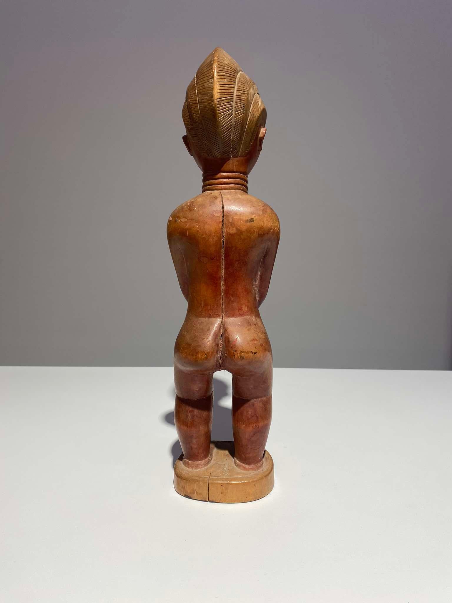 Beeindruckende Baule-Statue Elfenbein Coast Typ Blolo Bla - Burkina Faso - frühes 20. Jahrhundert (Holz) im Angebot