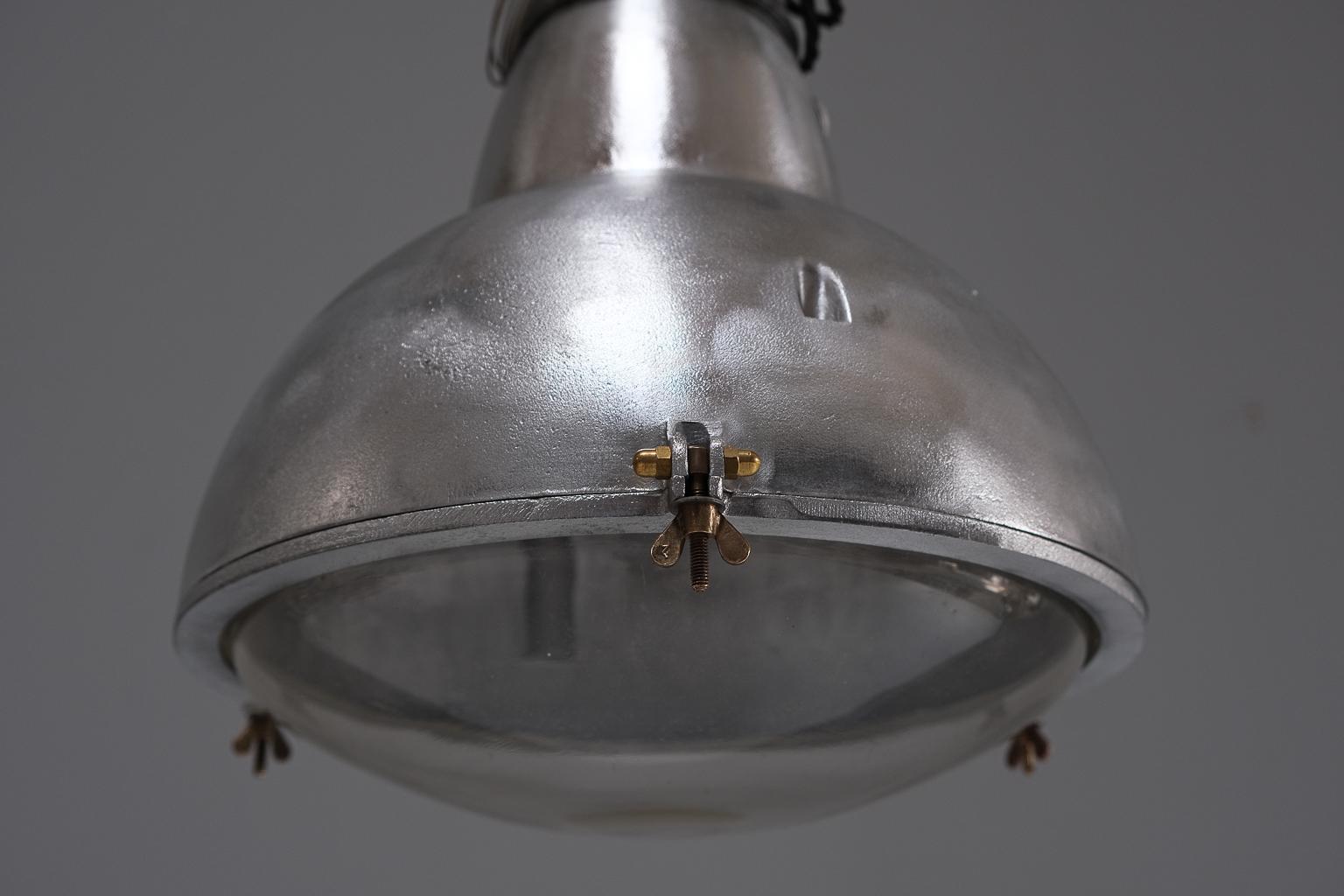 Beeindruckende, große französische Industrielampe, restauriert, ca. 1940er Jahre im Angebot 3