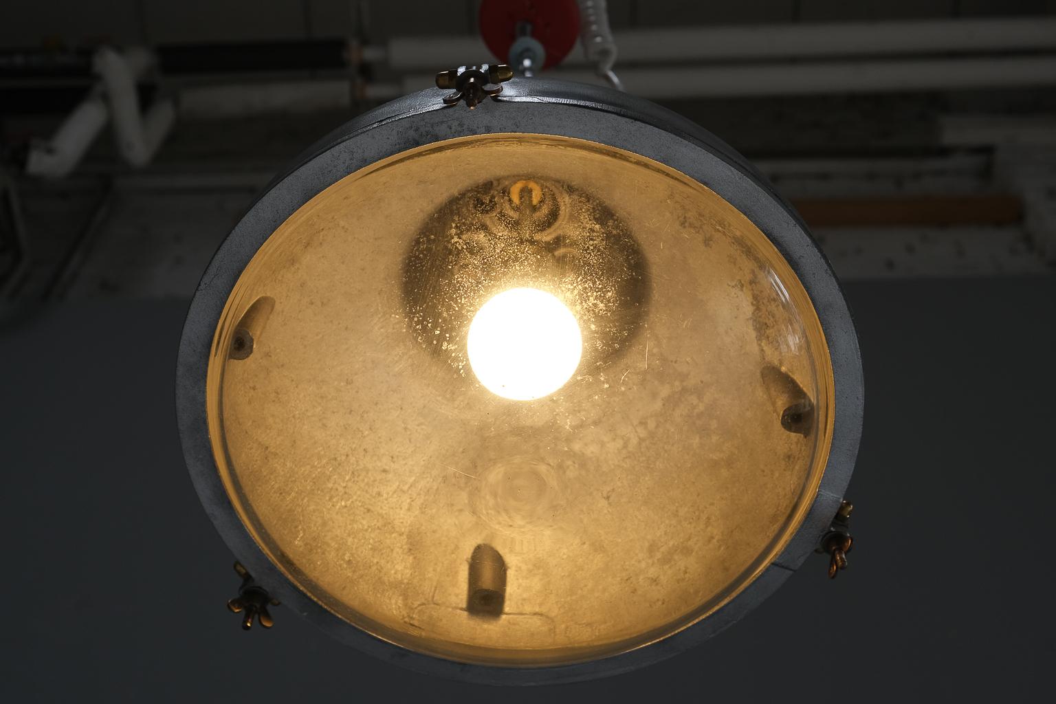 Beeindruckende, große französische Industrielampe, restauriert, ca. 1940er Jahre (Metall) im Angebot