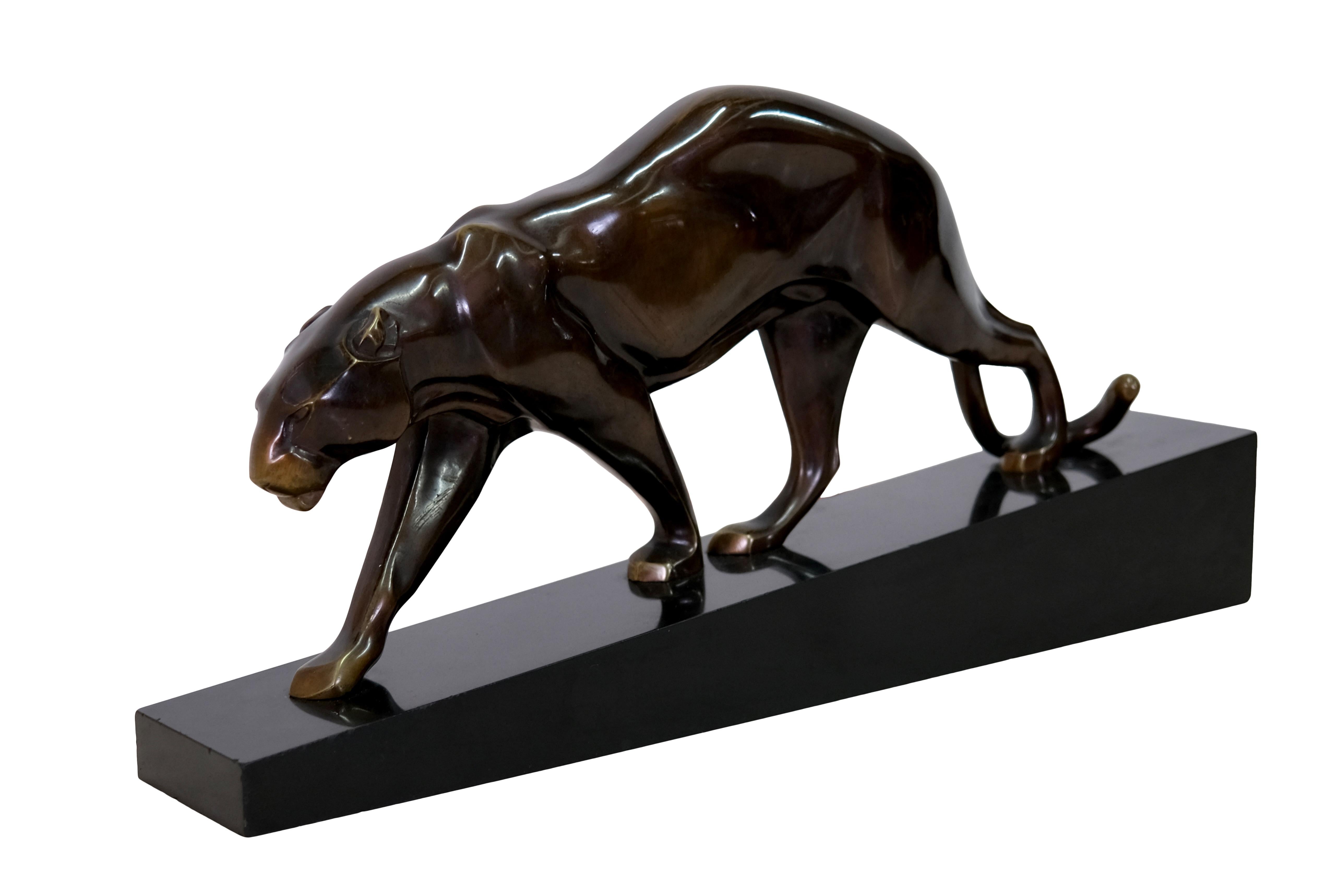 Impressionnante grande sculpture de panthère de Maurice en bronze sur socle en marbre noir Bon état à Ulm, DE