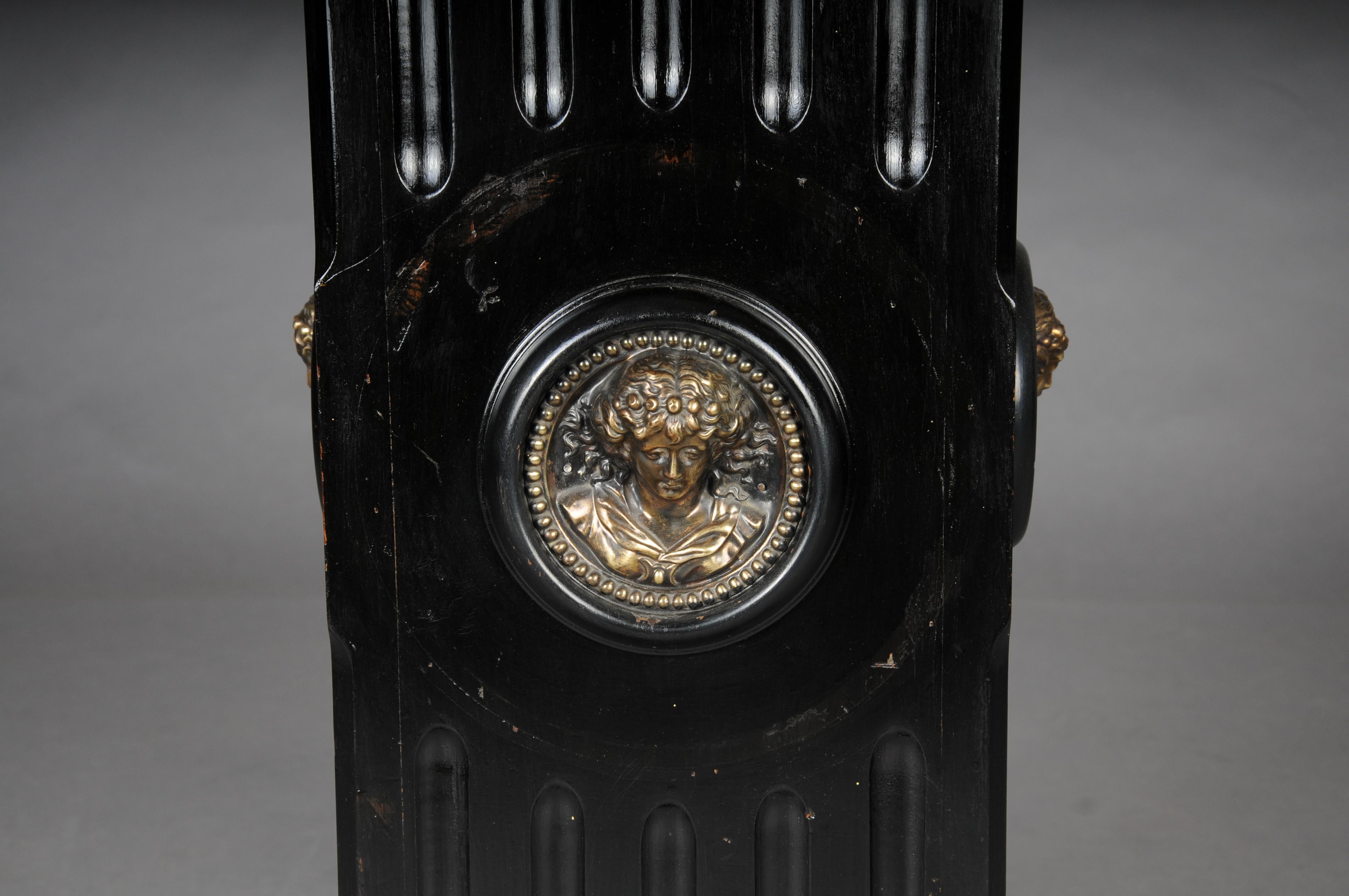 Impressive black pedestal made of ebonized solid wood, circa 1860s In Good Condition For Sale In Berlin, DE