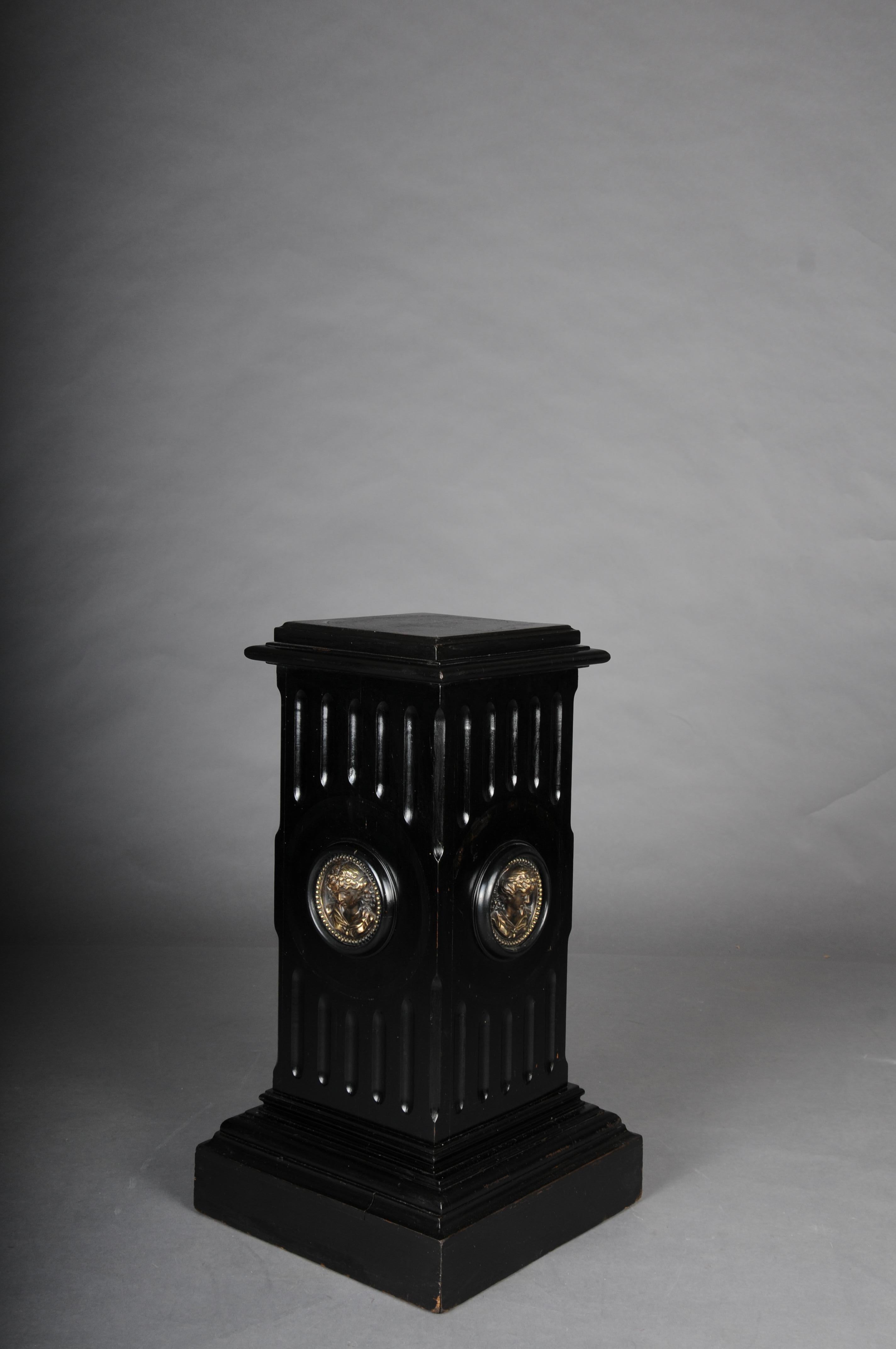 Impressive black pedestal made of ebonized solid wood, circa 1860s For Sale 1