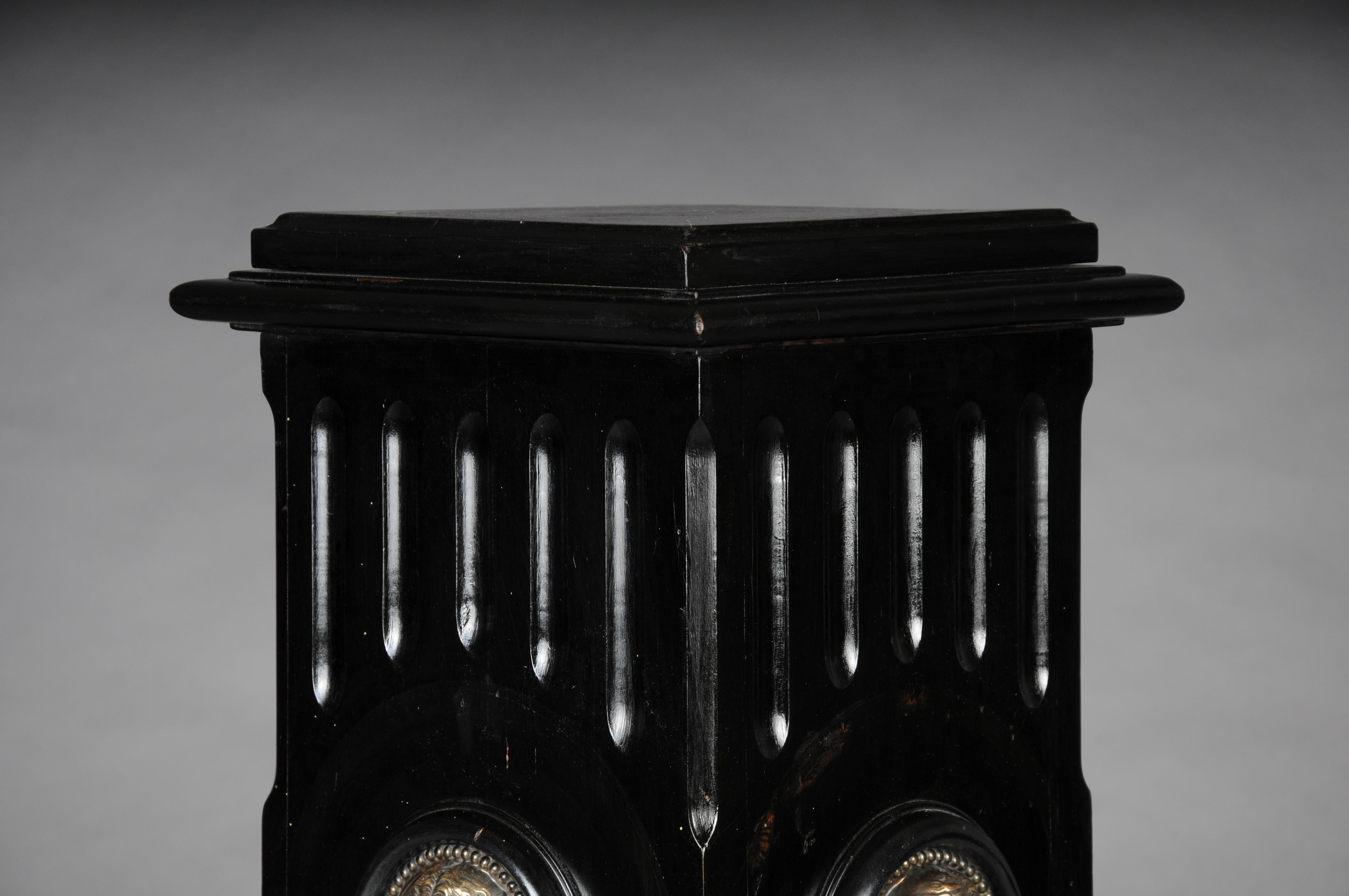 Impressive black pedestal made of ebonized solid wood, circa 1860s For Sale 2