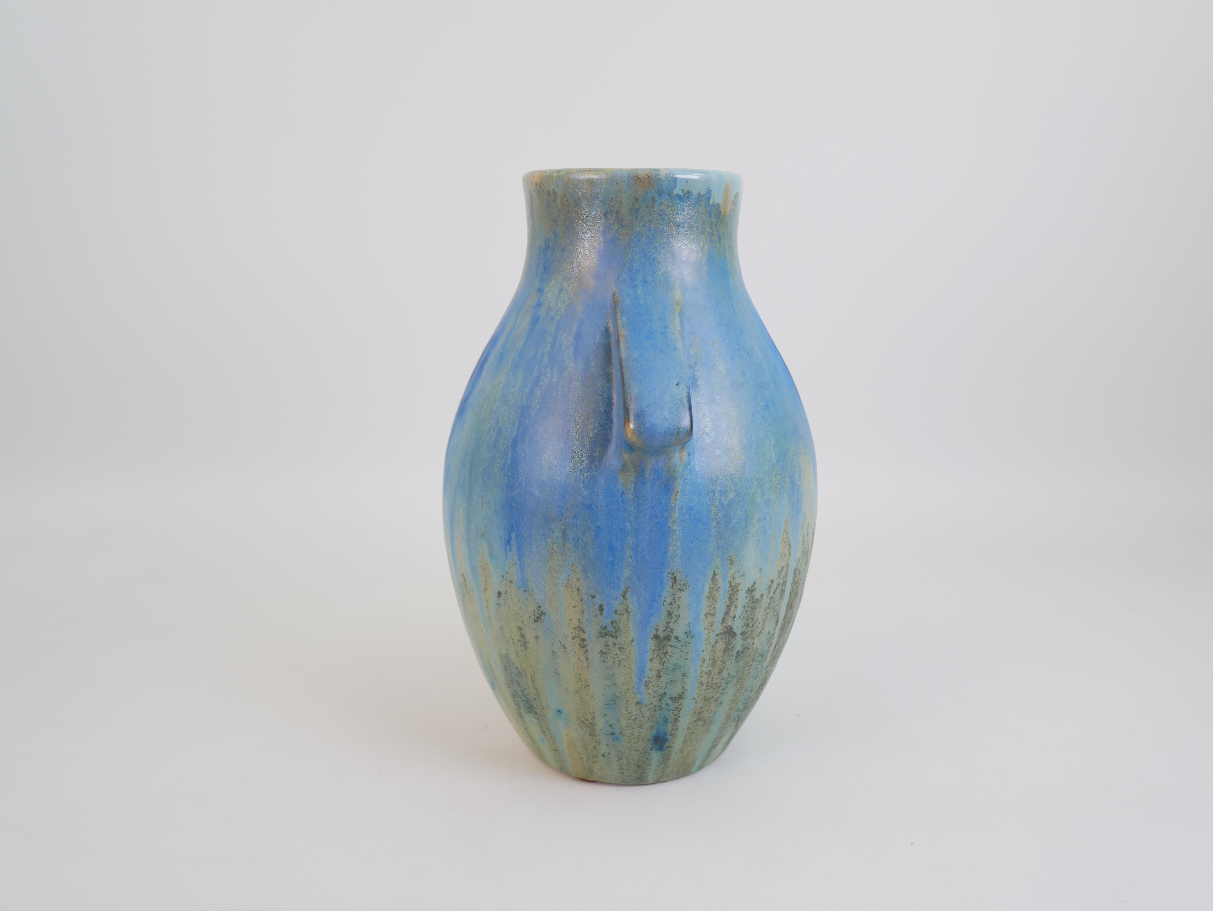 Français Impressionnant vase Art Déco en grès bleu de Pierrefonds Manufacture circa 1930 en vente