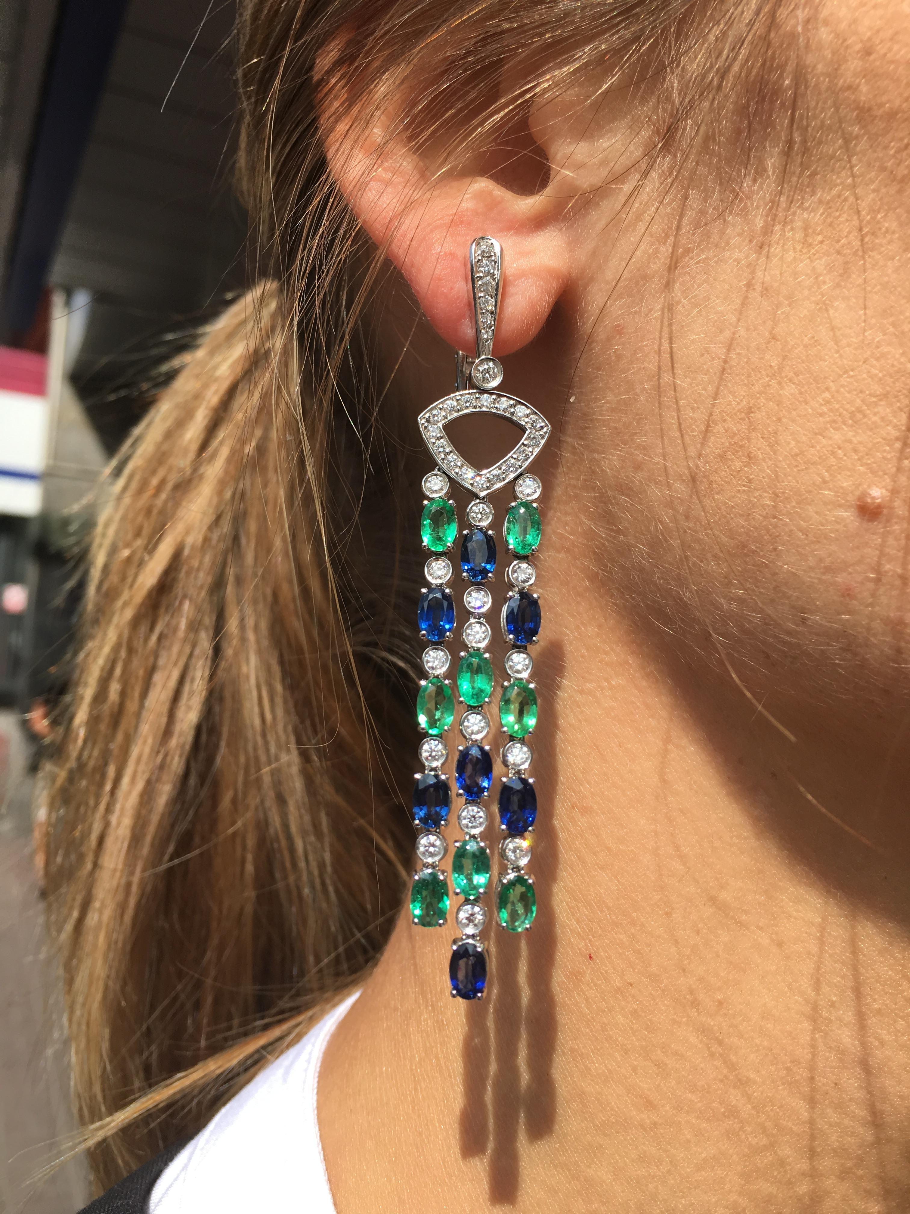 Impressionnantes boucles d'oreilles en goutte en or 18 carats avec saphir bleu et diamants et émeraudes Pour femmes en vente