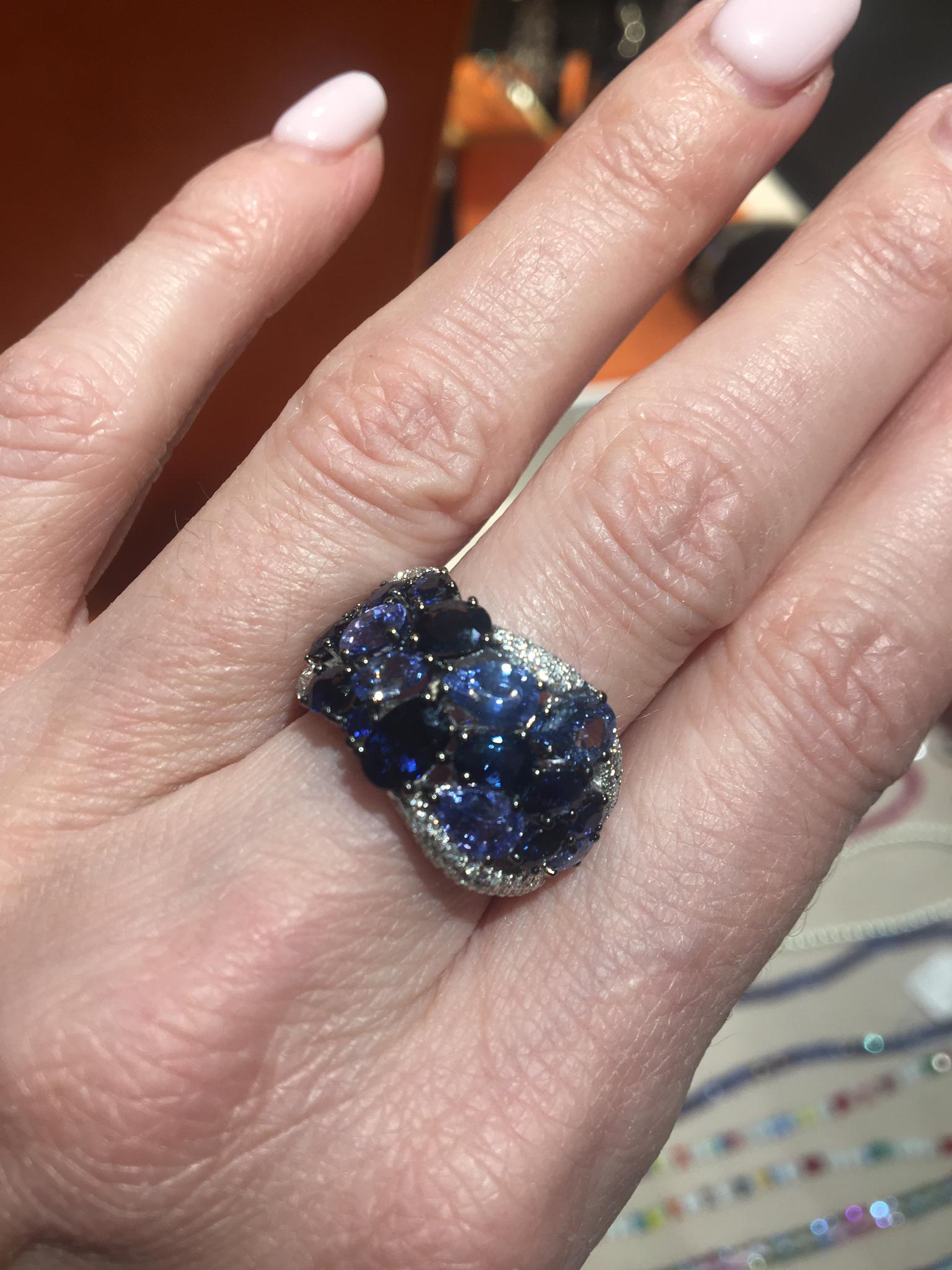 Impressionante anello con zaffiro blu, diamante e cocktail in oro bianco 14 carati per lei In condizioni Nuovo in vendita a Genève, GE