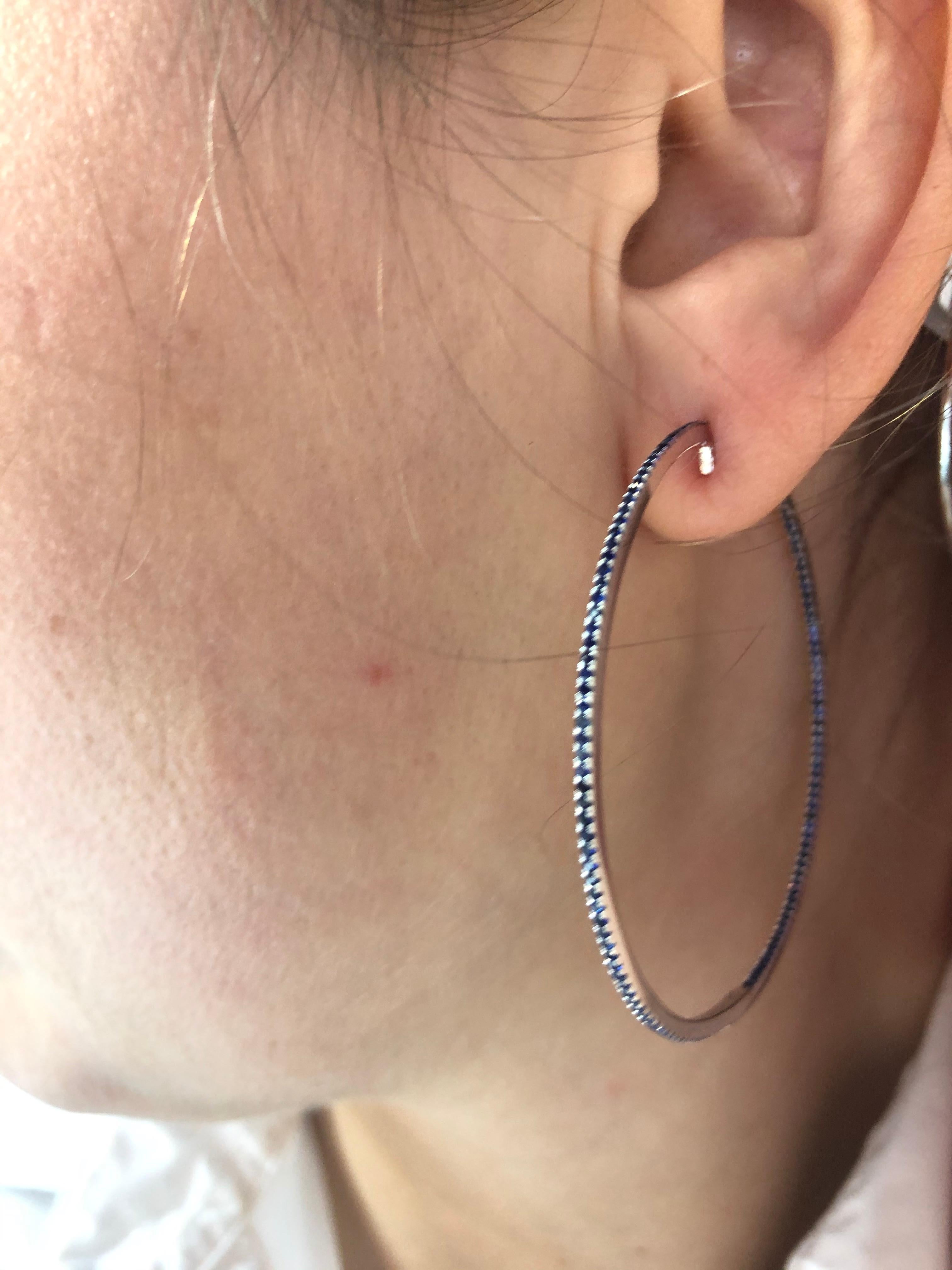 Taglio cuscino antico Impressionanti orecchini a cerchio in oro bianco con zaffiro blu in vendita