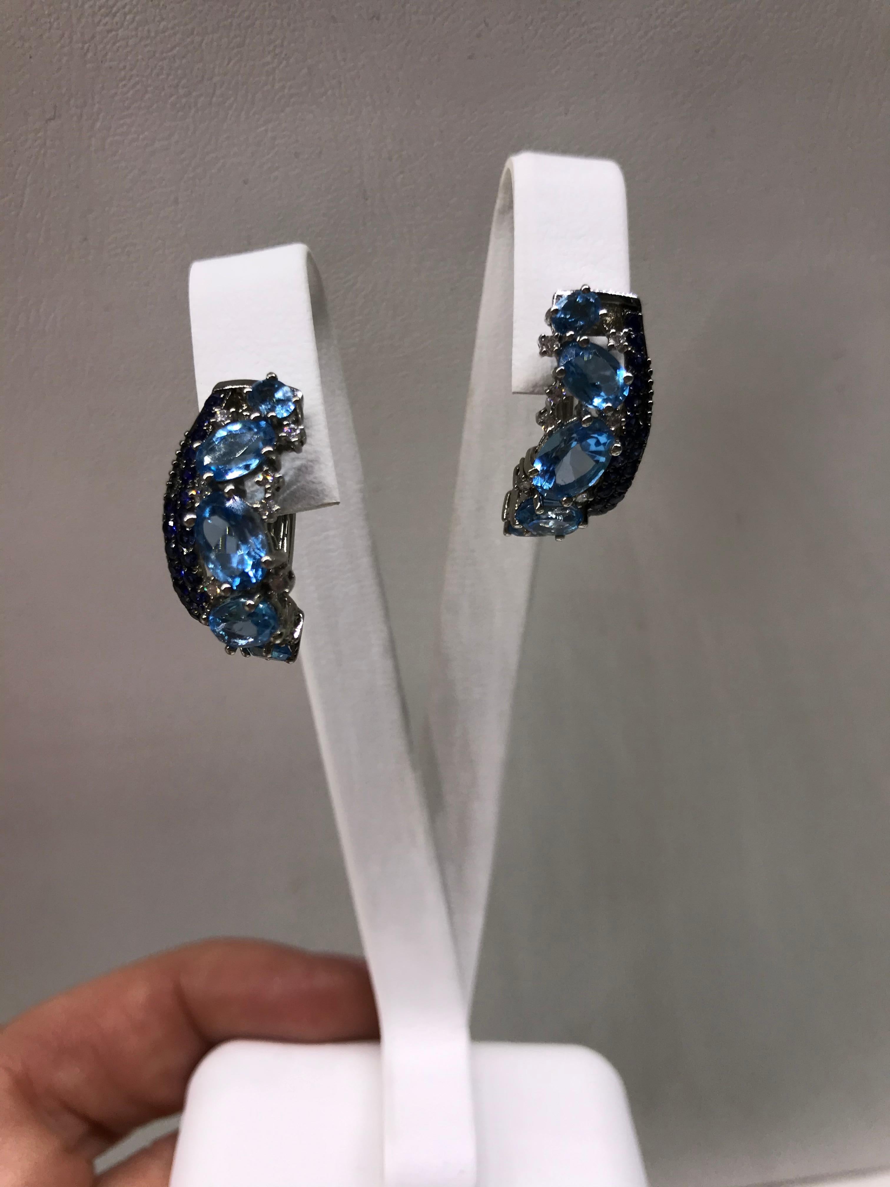 Impressive Blue Topaz Blue Sapphire White Diamond White Gold Every Day Earrings In New Condition For Sale In Montreux, CH