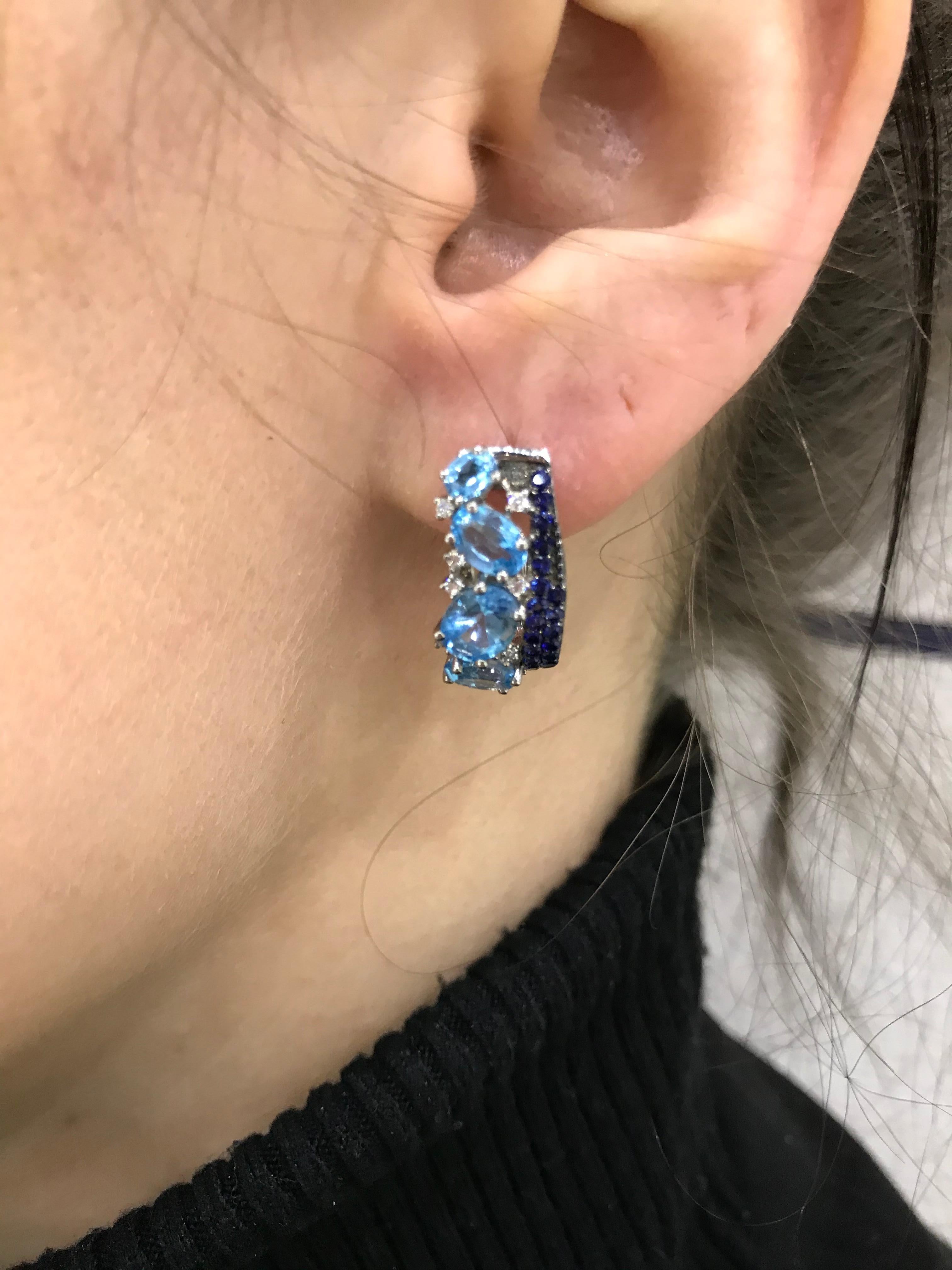 Beeindruckende Ohrringe aus Weißgold mit blauem Topas, blauem Saphir und weißen Diamanten im Angebot 1