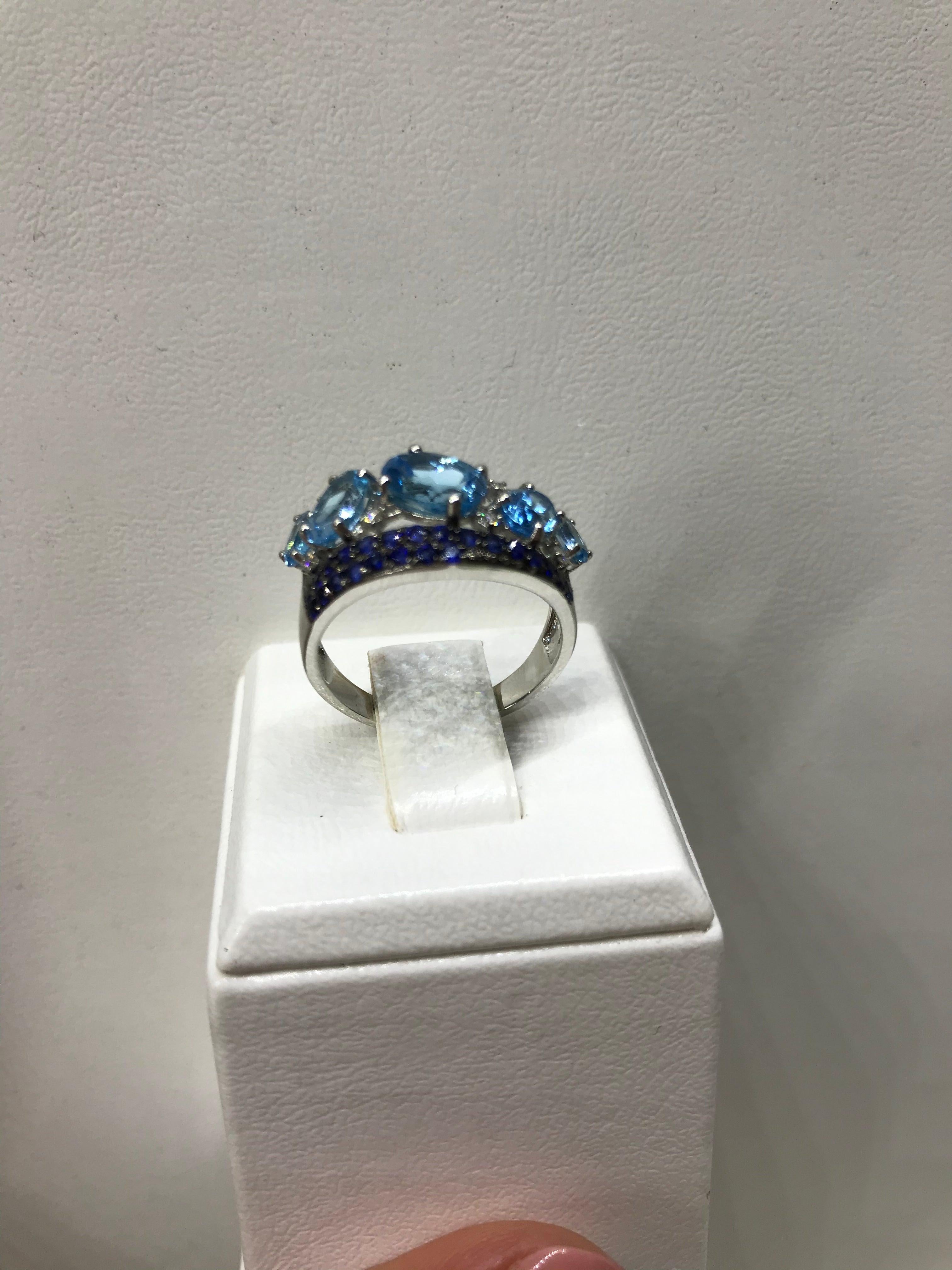 Im Angebot: Beeindruckender Statement-Ring aus Weißgold mit blauem Topas, blauem Saphir und weißem Diamant () 3
