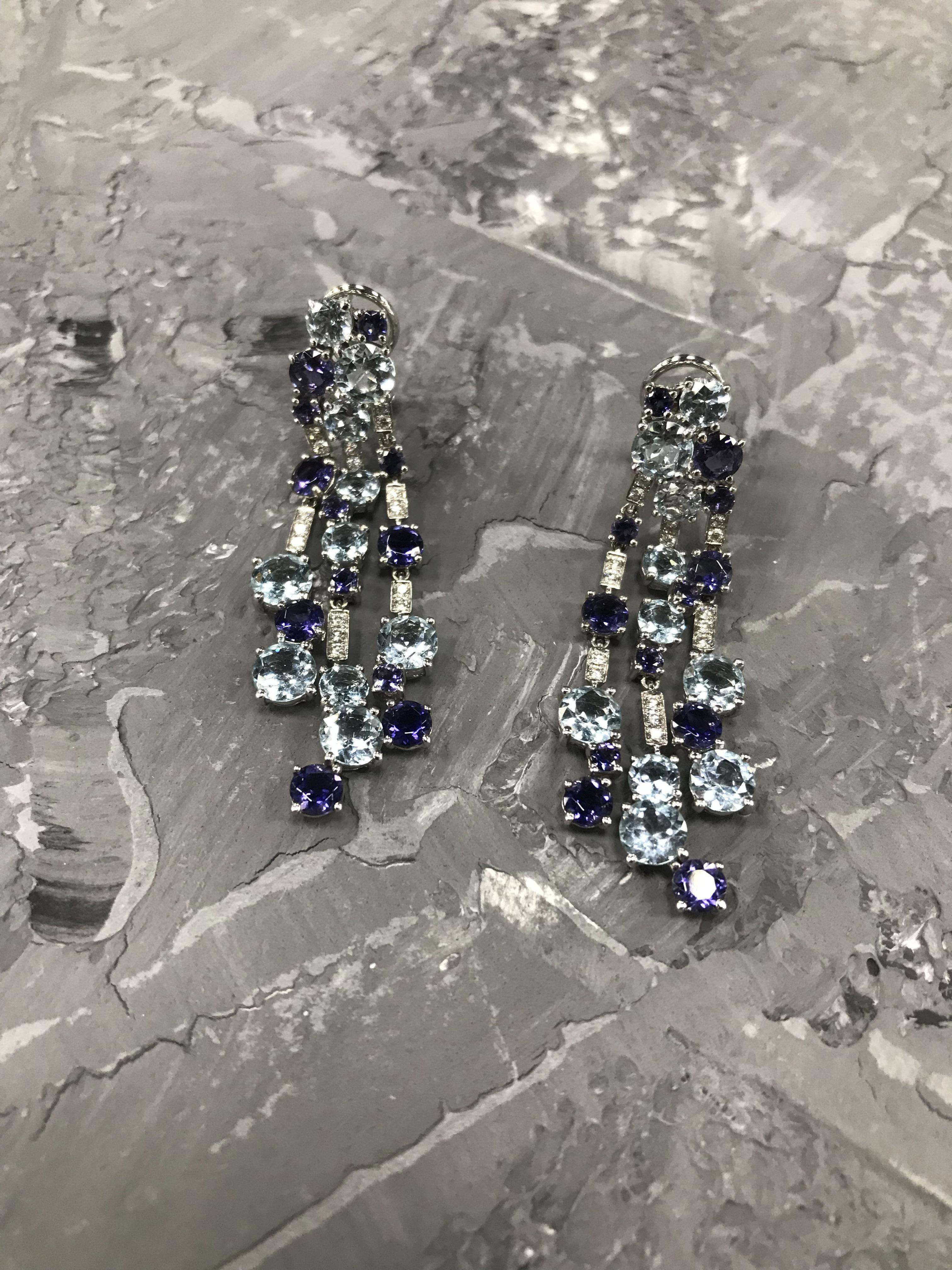 Beeindruckende blaue Topas-Diamant-Tropfen-Ohrringe aus 18 Karat Cordierit-Gold (Antiker Kissenschliff) im Angebot