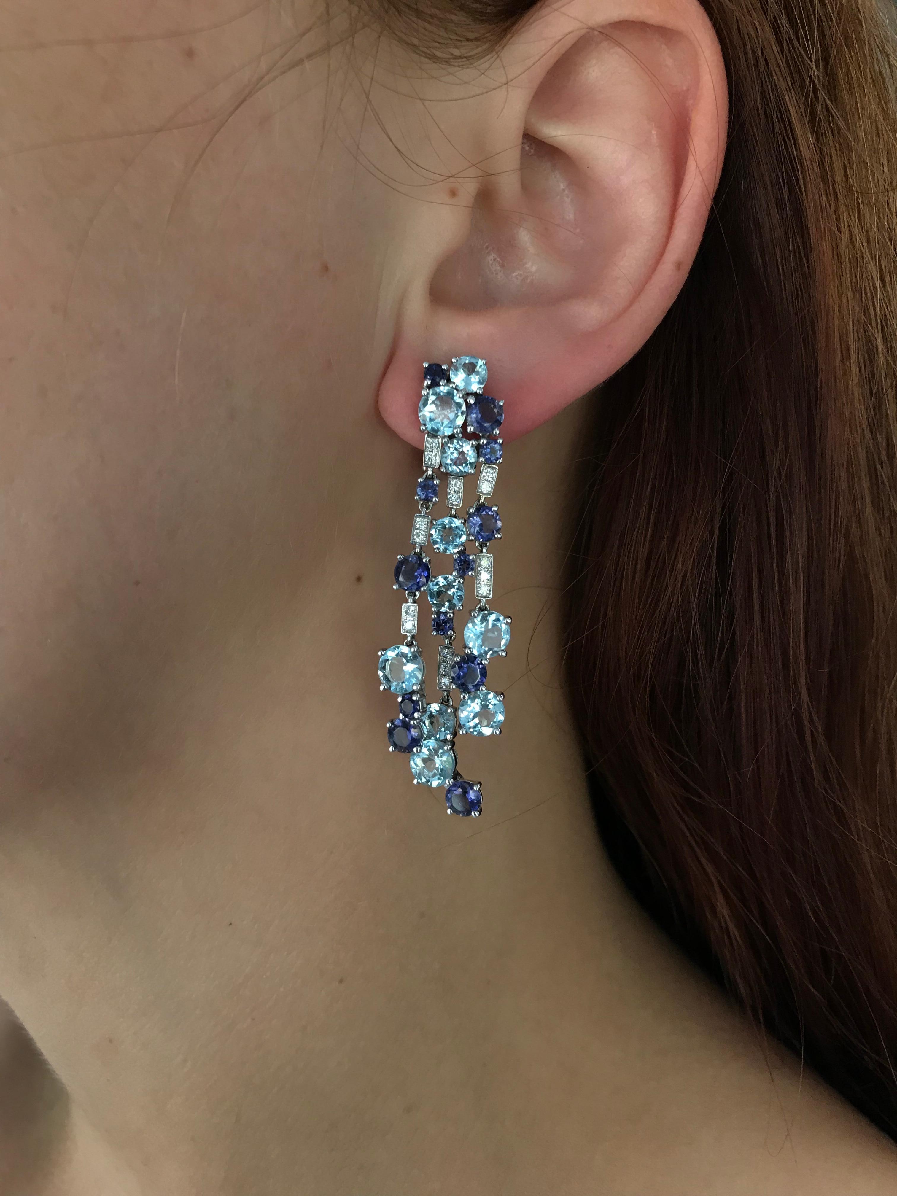 Impressionanti orecchini a goccia in oro con diamante e topazio blu e cordierite 18 carati In condizioni Nuovo in vendita a Genève, GE