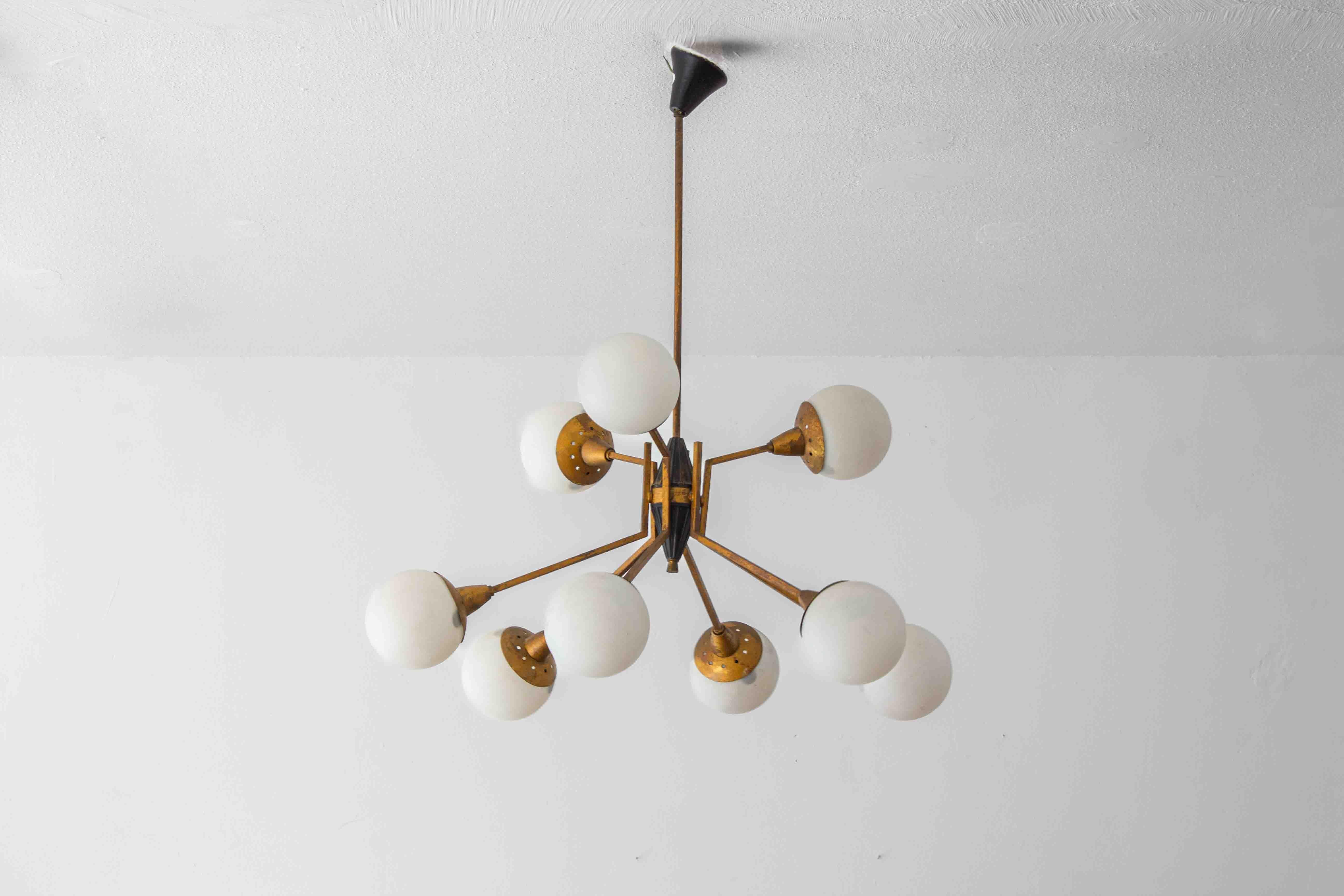 Mid-Century Modern Impressionnant lustre en laiton avec globes opalins, Italie, années 1960 en vente