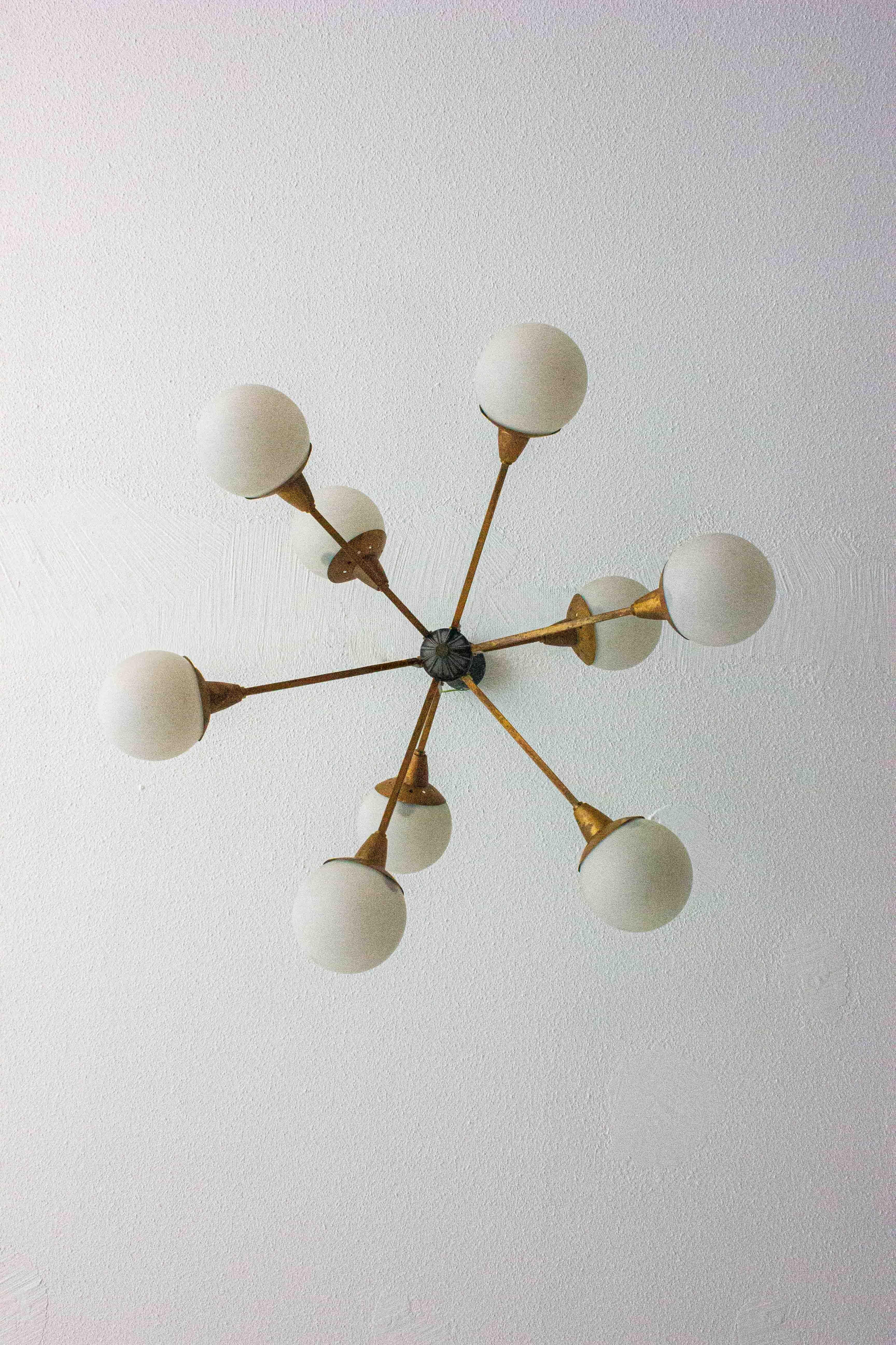 Impressionnant lustre en laiton avec globes opalins, Italie, années 1960 en vente 1