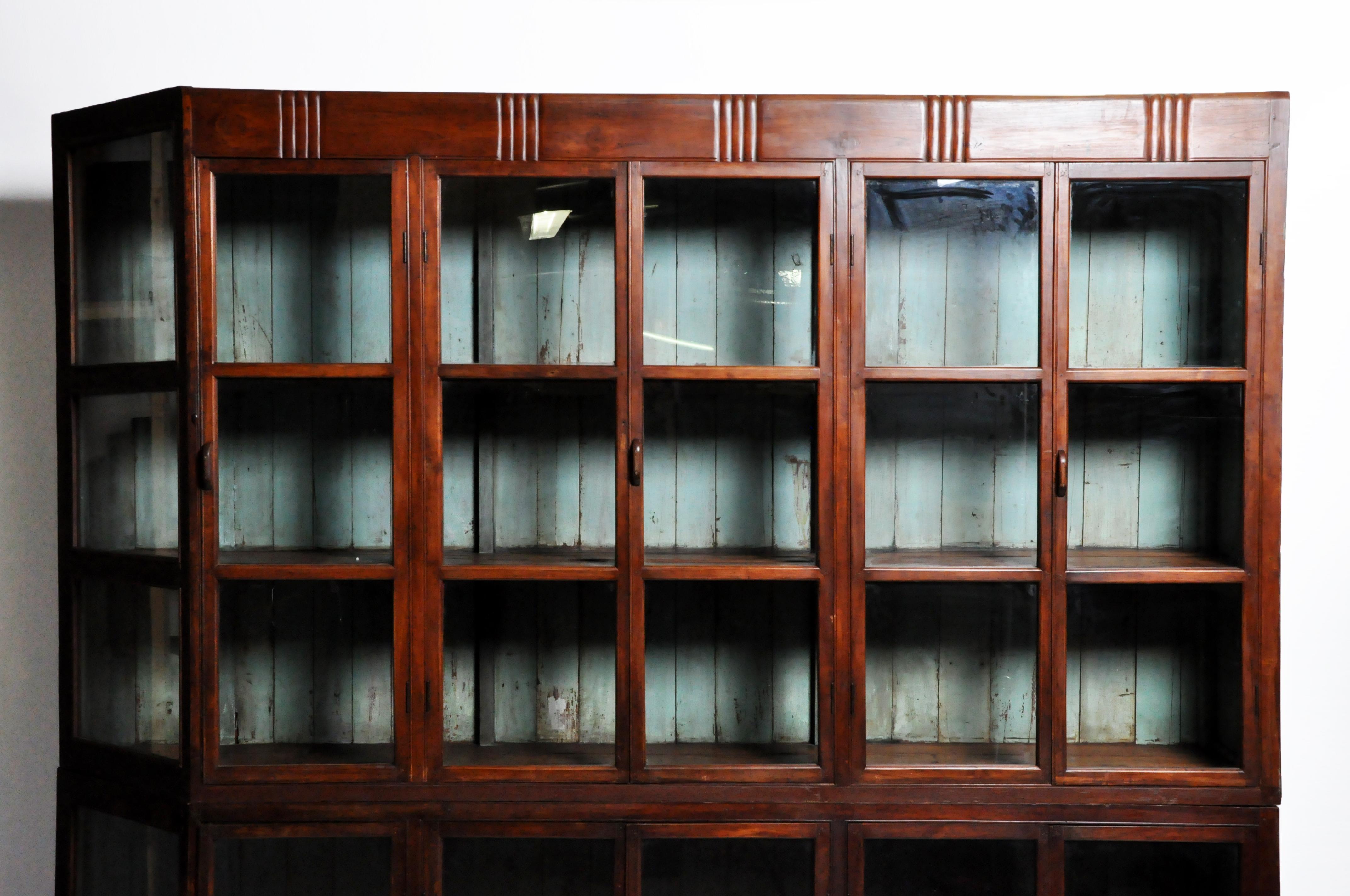 Impressive British Colonial Teak Wood Bookcase In Good Condition In Chicago, IL