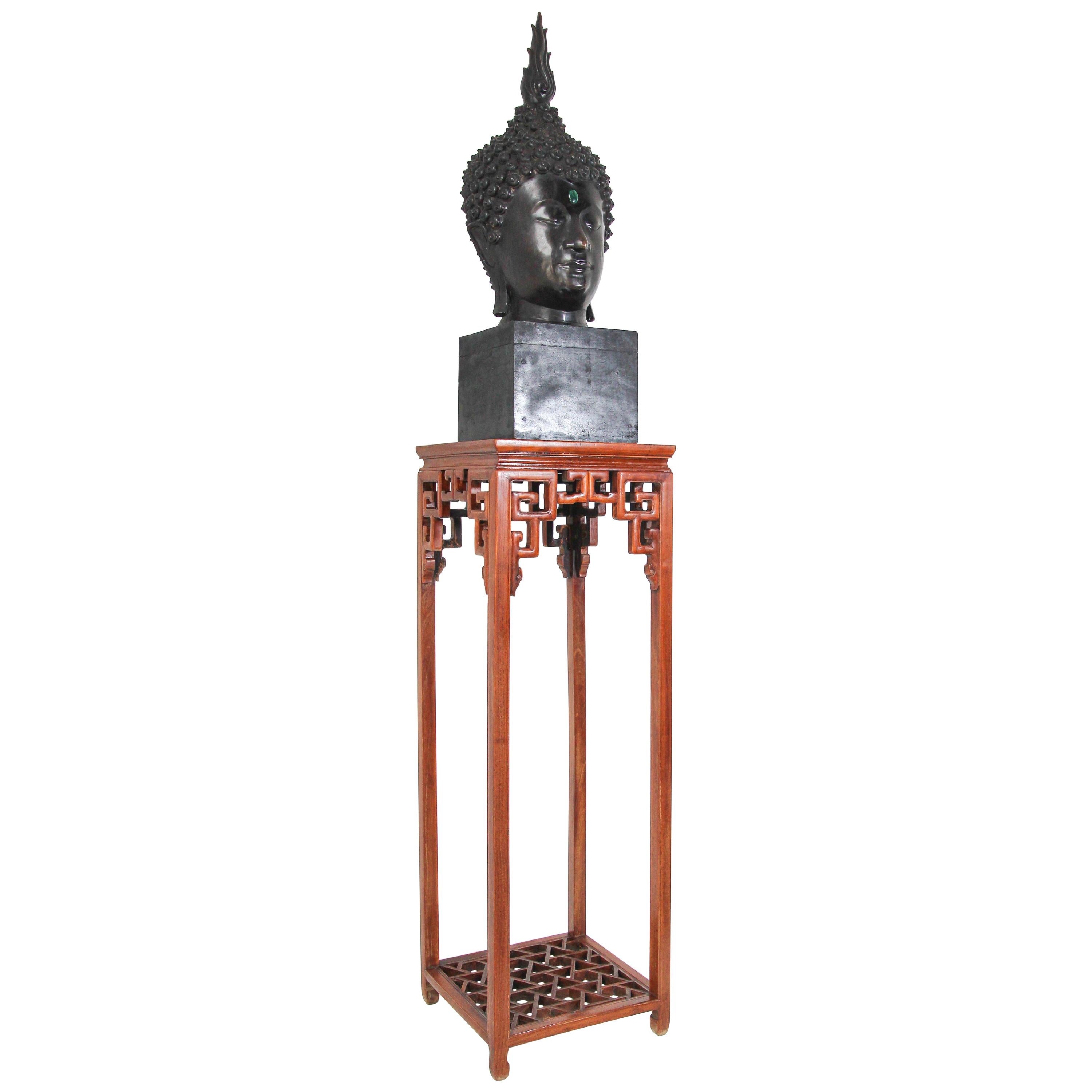 Tête de Bouddha impressionnante en bronze sur piédestal