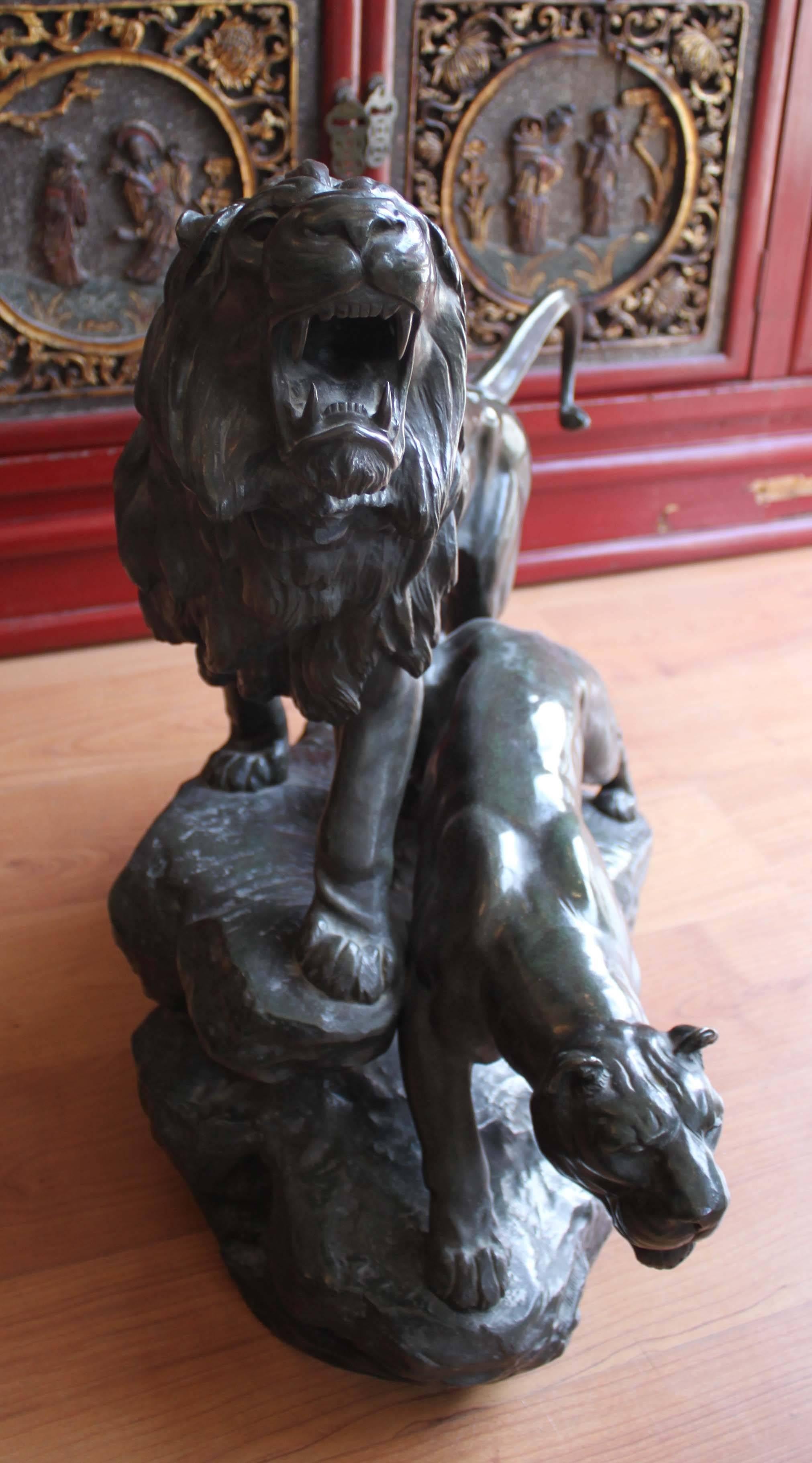 Importante sculpture en bronze du sculpteur français Léon Bureau (1866-1906), représentant un lion et une panthère.
Très grande taille avec une patine élégante, a certainement été exposée à l'exposition de Paris 1900. Inscription sur la base :