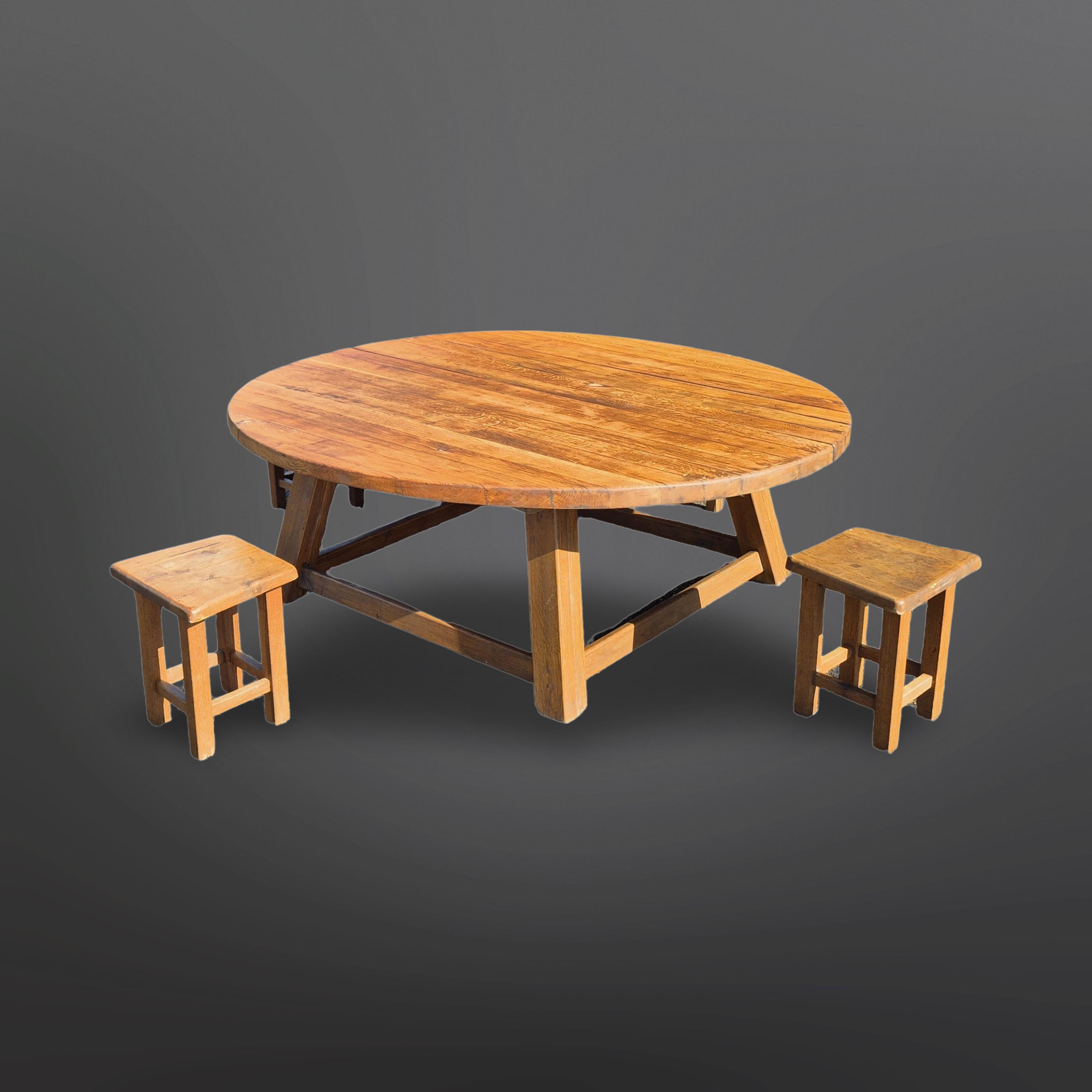 Impressive brutalist round oak dining table, Netherlands 1960s For Sale 2
