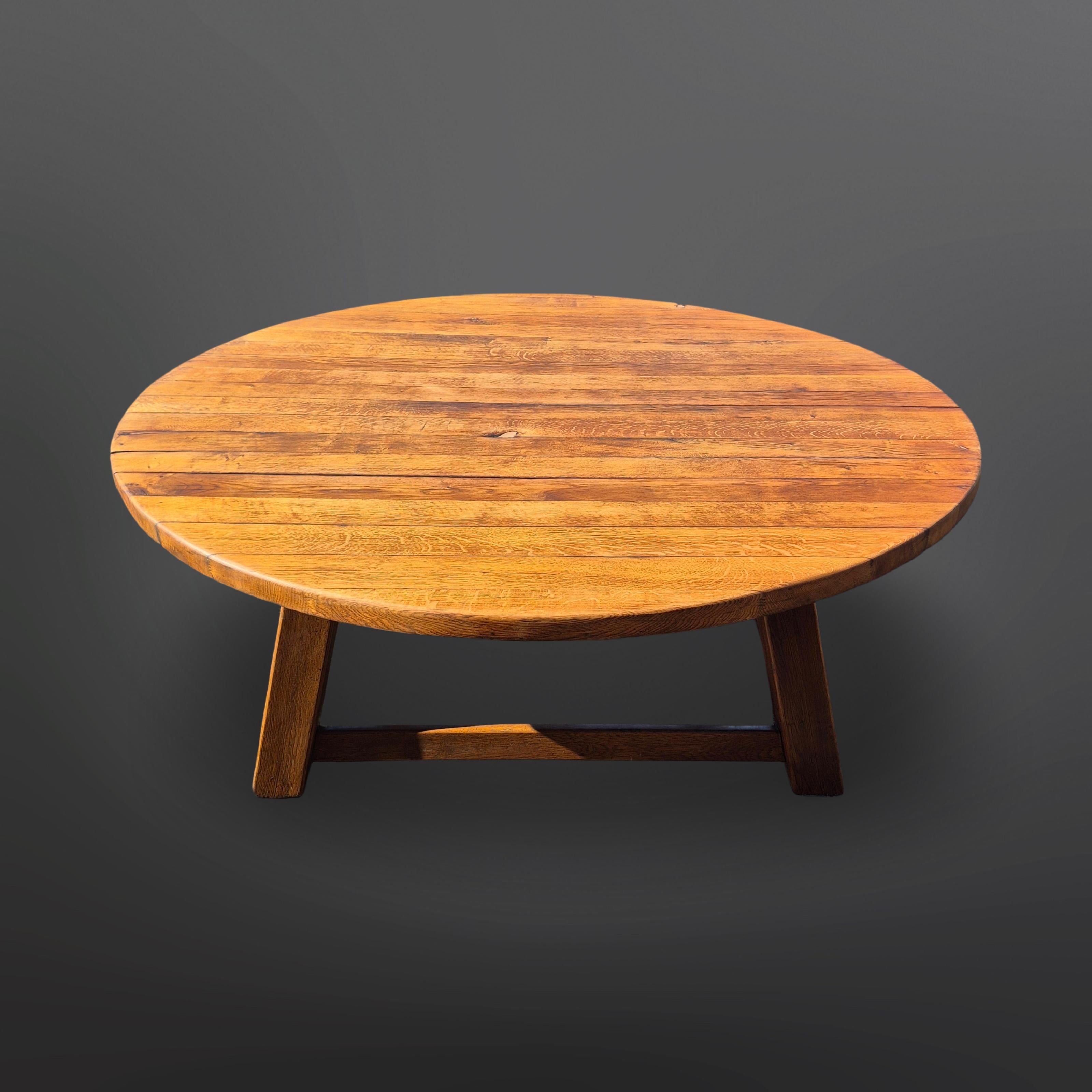 Impressive brutalist round oak dining table, Netherlands 1960s For Sale 3