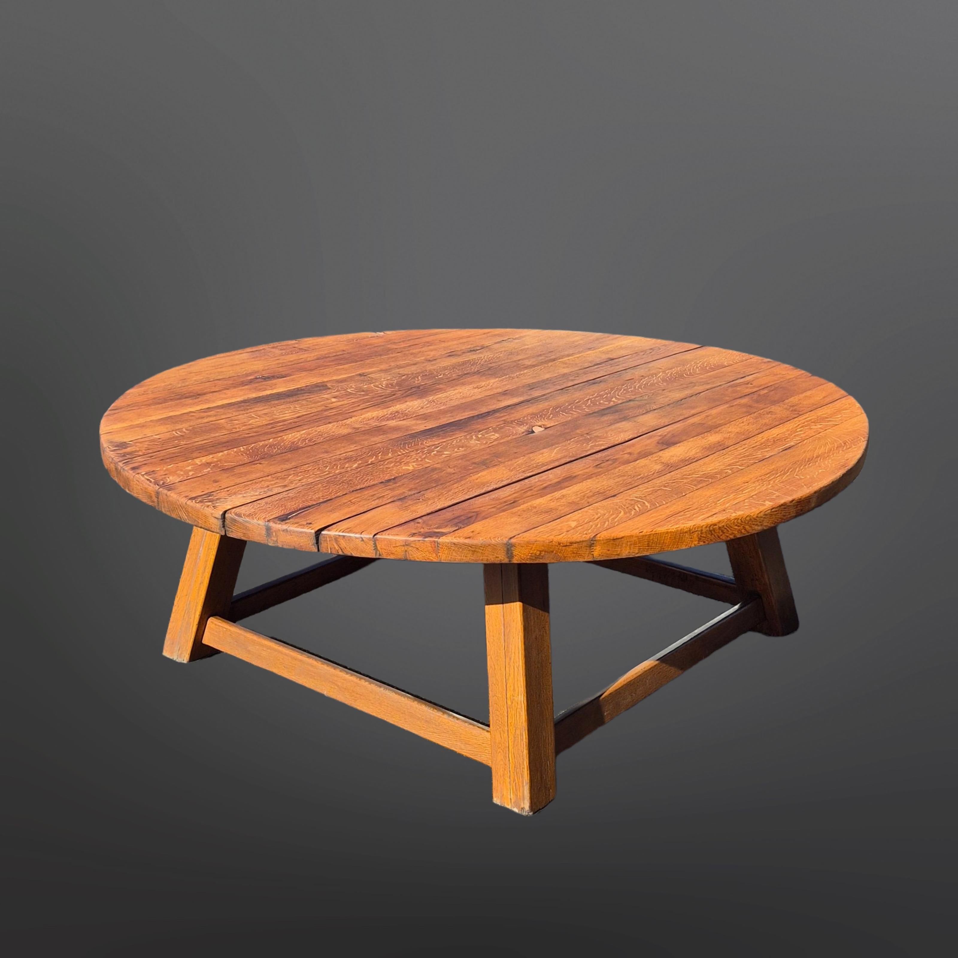 Impressive brutalist round oak dining table, Netherlands 1960s For Sale 4