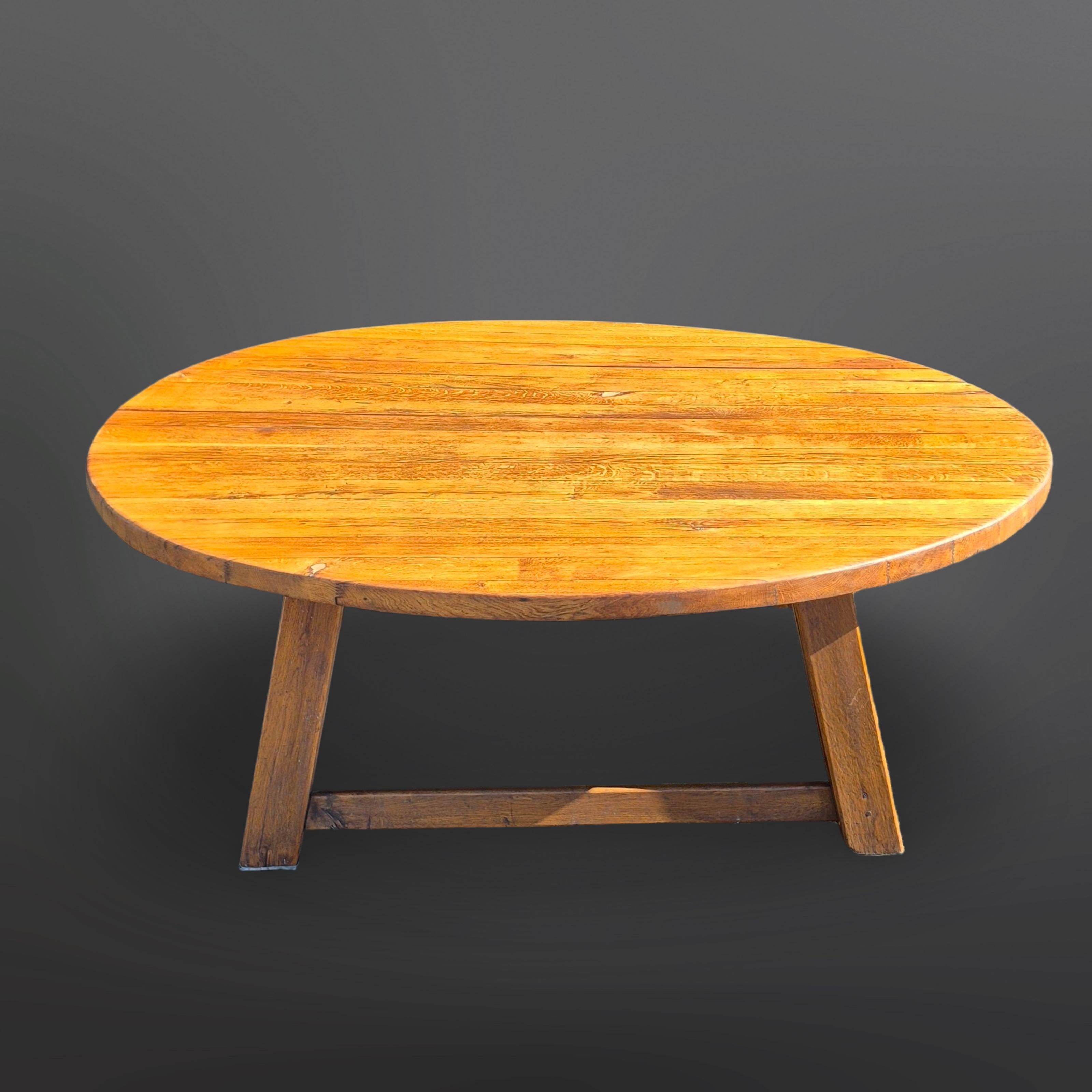 Impressive brutalist round oak dining table, Netherlands 1960s In Good Condition For Sale In ECHT, NL