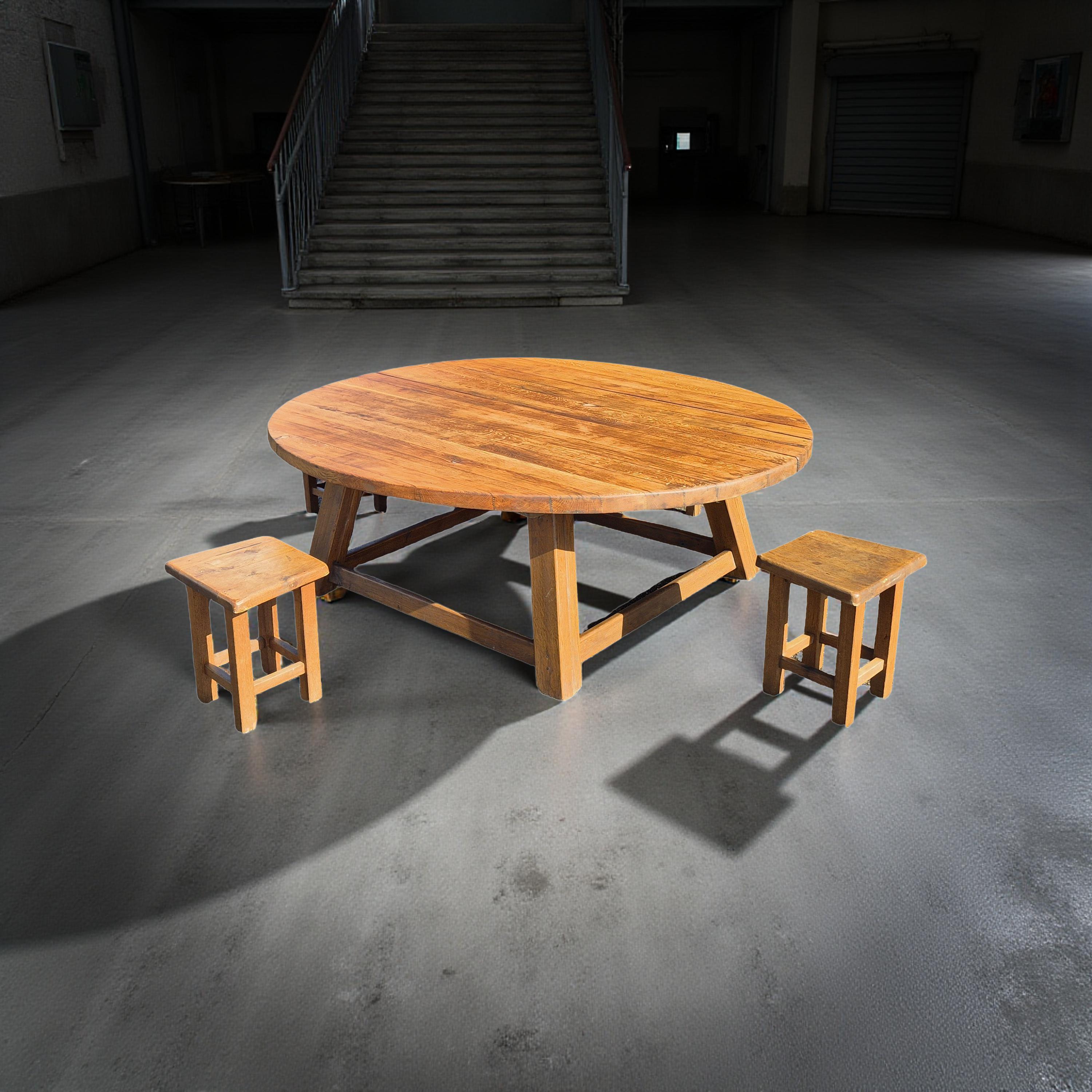 Impressive brutalist round oak dining table, Netherlands 1960s For Sale 1