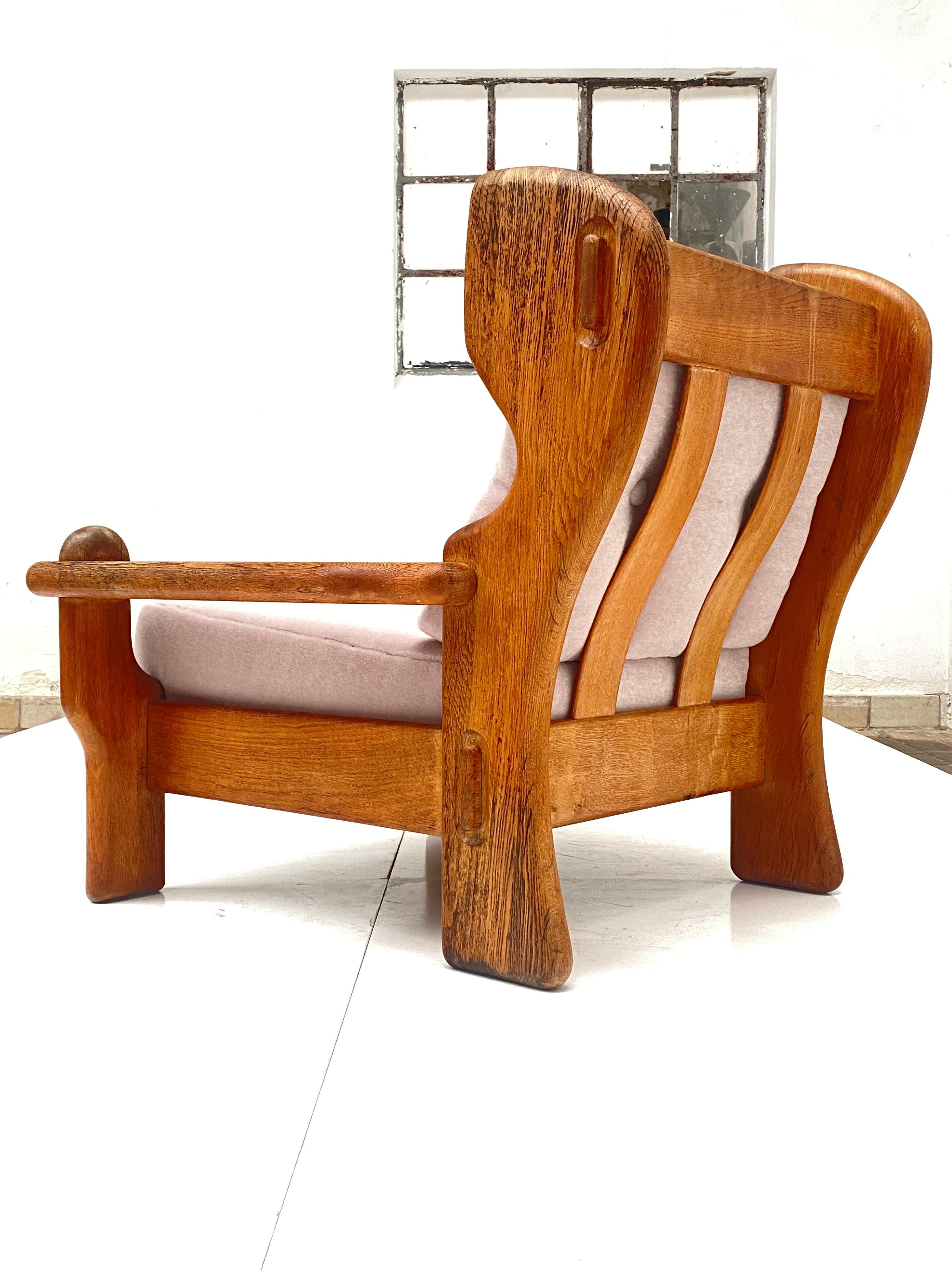 Beeindruckender großer Brutalist Lounge Chair aus organisch geschnitzter massiver Eiche, hergestellt in Belgien in den 1970er Jahren 

Neue Mohair-Hochflor-Polsterung und neuer Innenschaum und Gurte, abgeschlossen mit schwerem Segeltuch 

Das