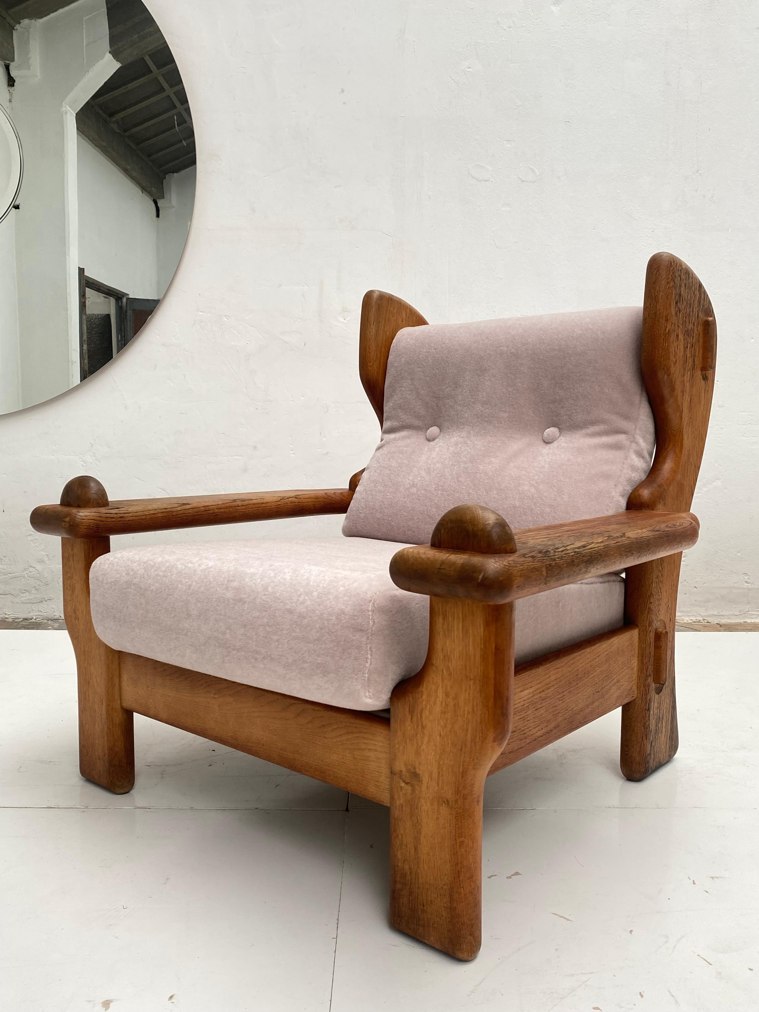 Beeindruckender brutalistischer, rustikaler Loungesessel aus Eiche, Belgien, 1970er Jahre, Neu, Mohair-Samt (Belgisch) im Angebot