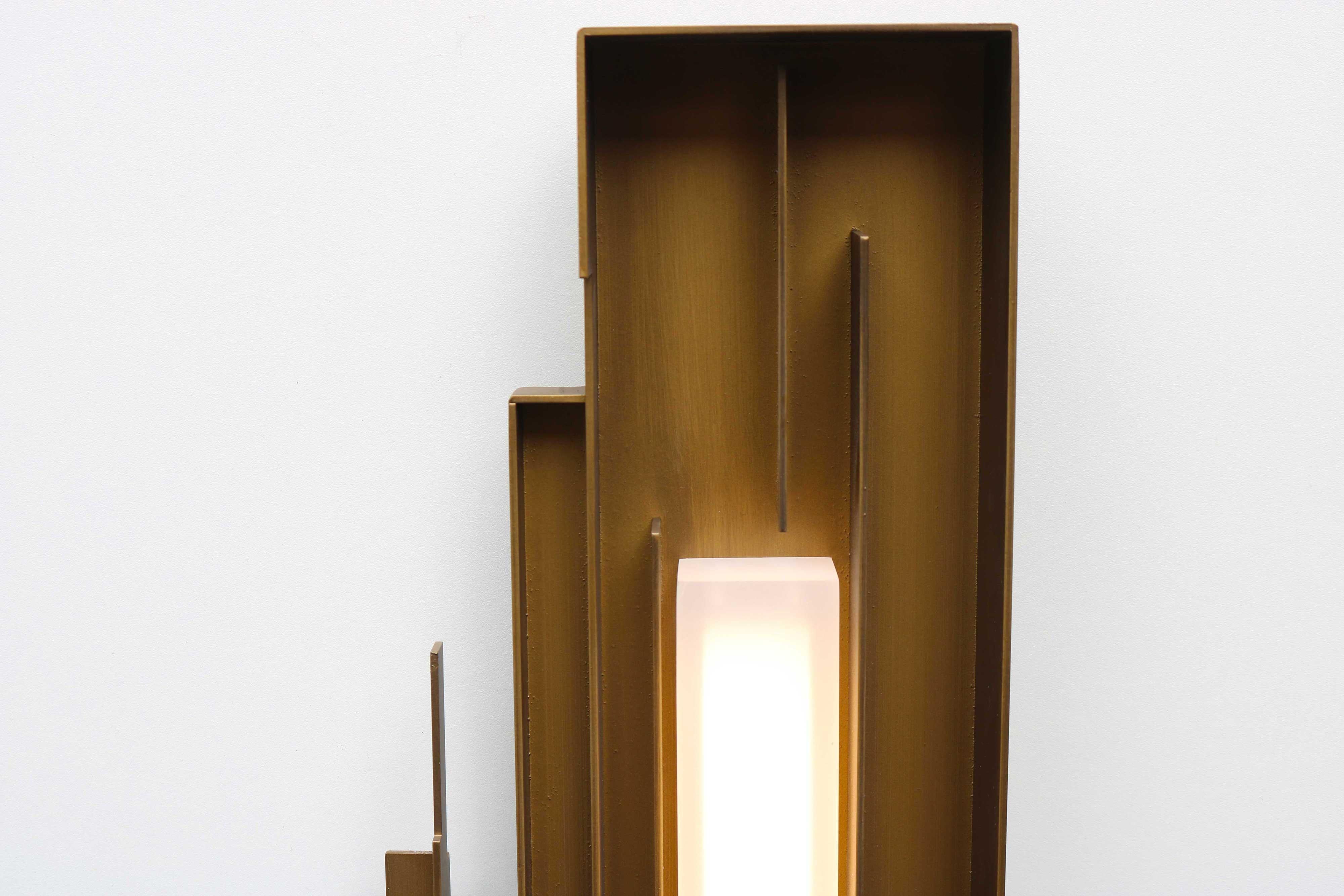 Néerlandais Impressionnant Applique / Sconce en métal sculpté de style Brutalist lumières en laiton doré en vente
