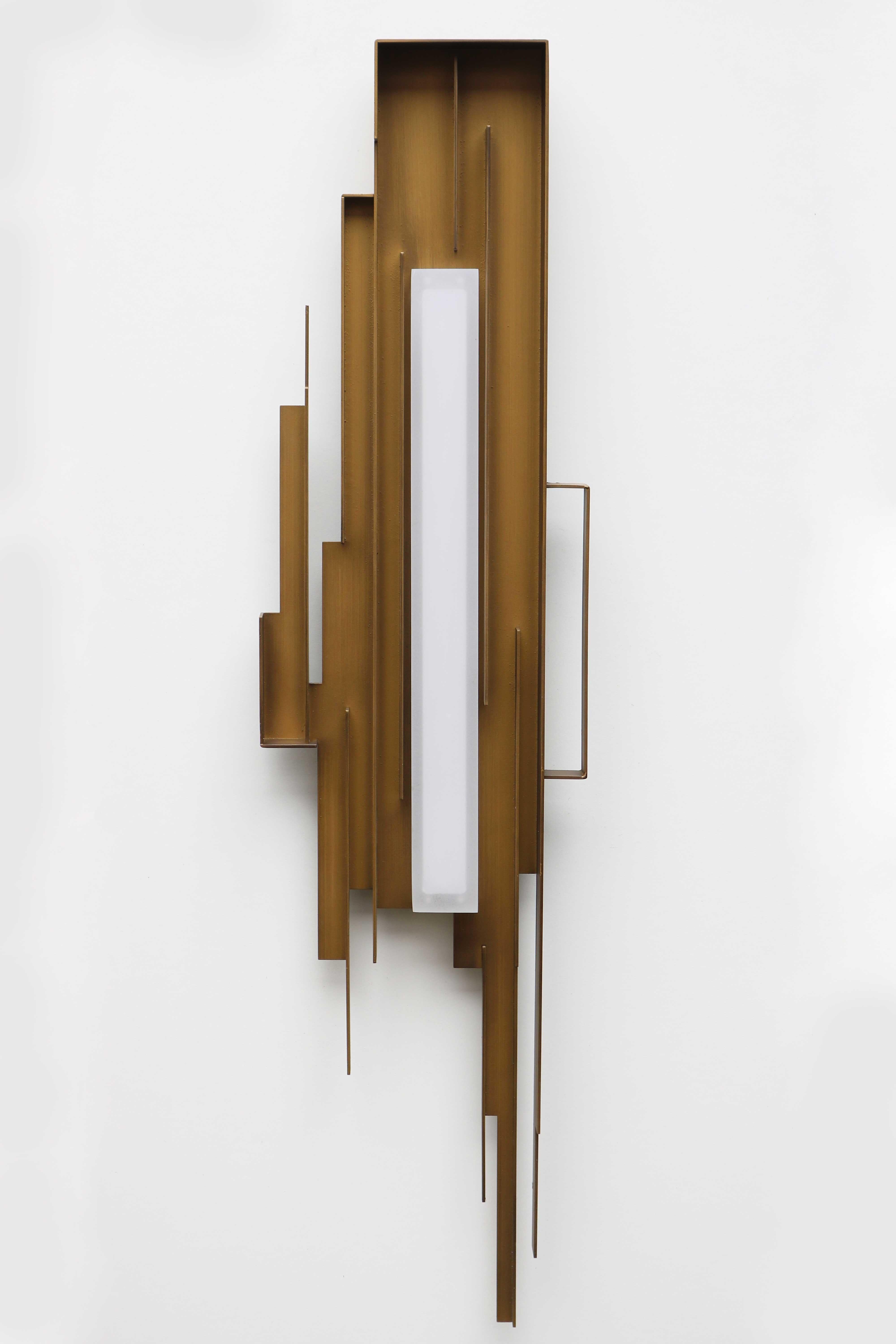XXI secolo e contemporaneo Impressionante applique in stile brutalista / Sconce in metallo Design scolpito luce dorata in vendita