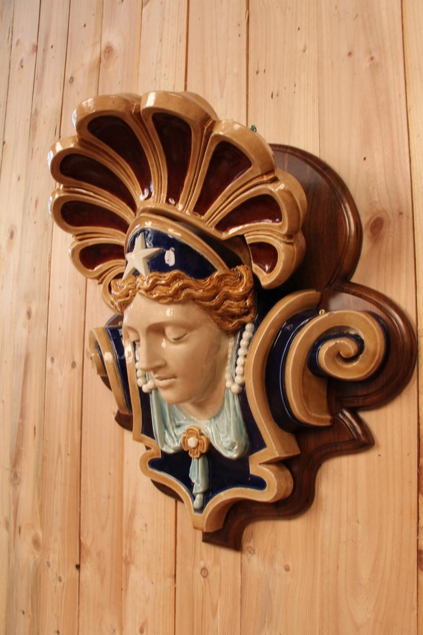 Impressionnant buste de femme dans Choisy Le Roi en faïence Art Nouveau en vente 3
