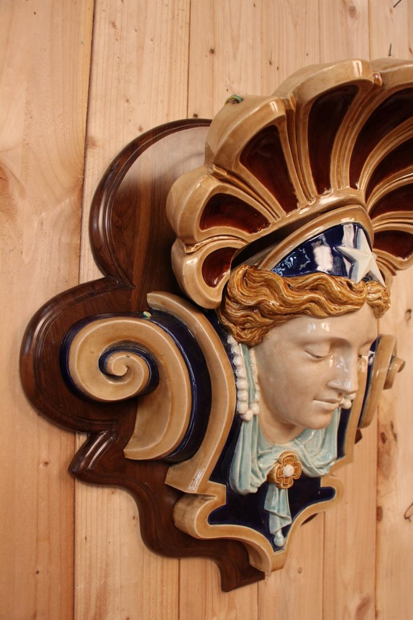 Impressive Bust Of A Woman In Choisy Le Roi Art Nouveau Faience In Fair Condition For Sale In charmes, FR